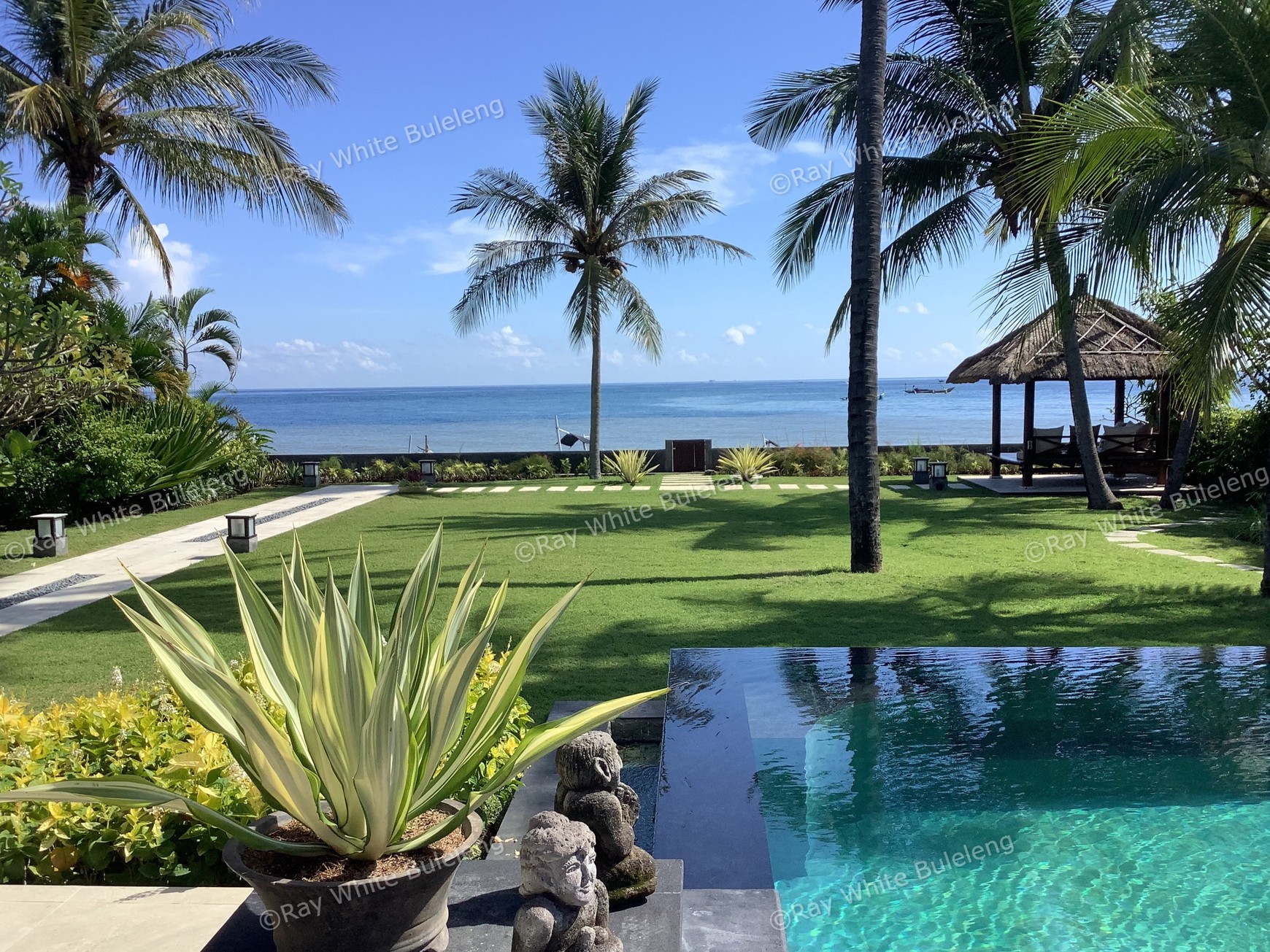 Beachfront Luxury Villa with Expansive Ocean Views - Expansive Estate with Modern Elegance