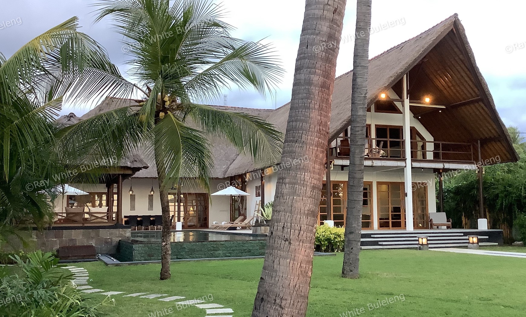 Beachfront Luxury Villa with Expansive Ocean Views - Expansive Estate with Modern Elegance