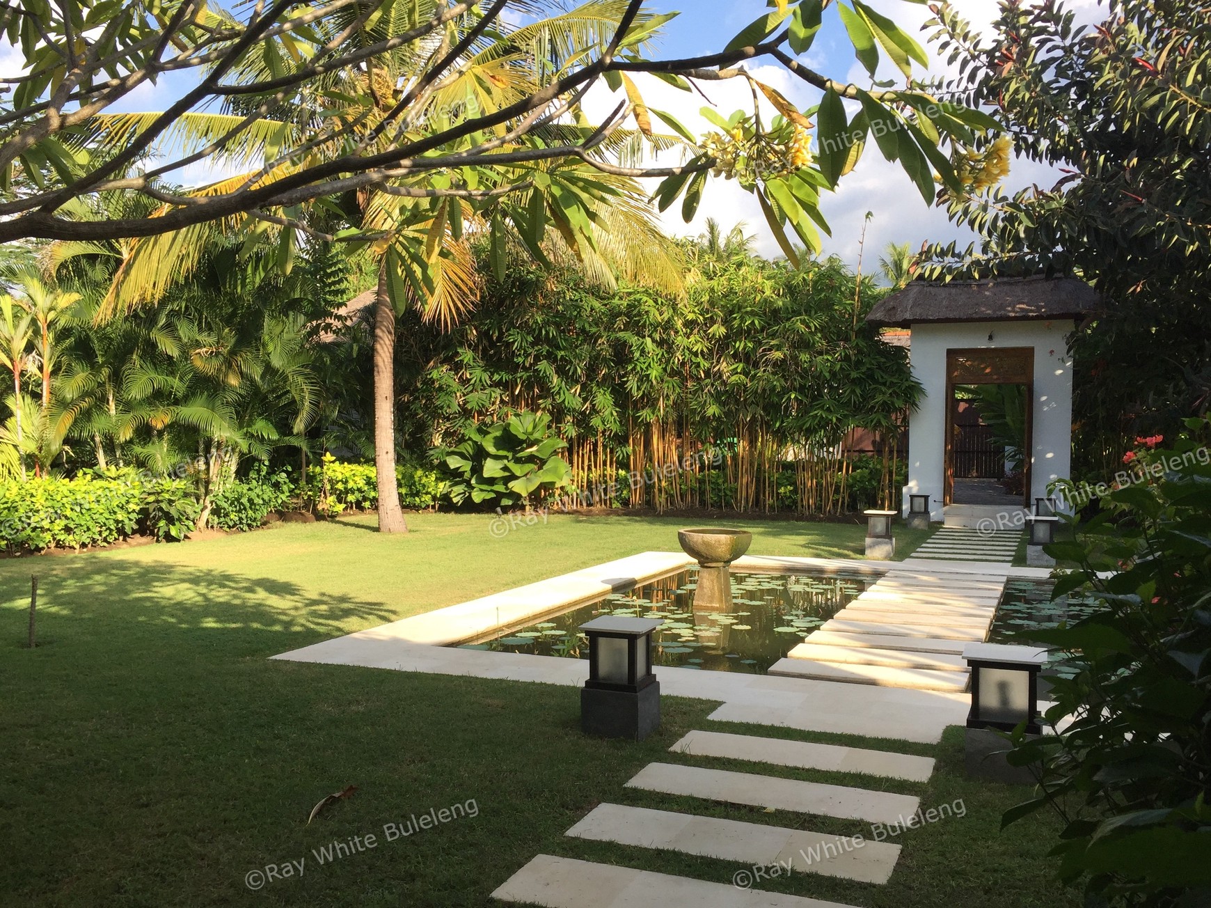 Beachfront Luxury Villa with Expansive Ocean Views - Expansive Estate with Modern Elegance