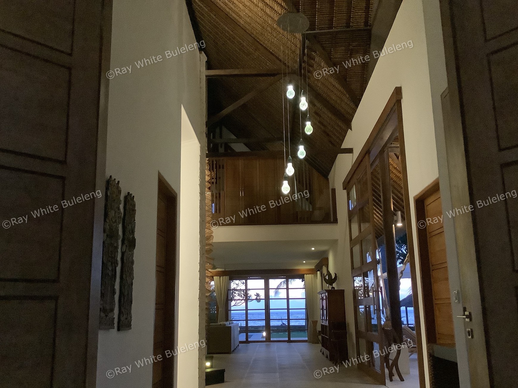 Beachfront Luxury Villa with Expansive Ocean Views - Expansive Estate with Modern Elegance