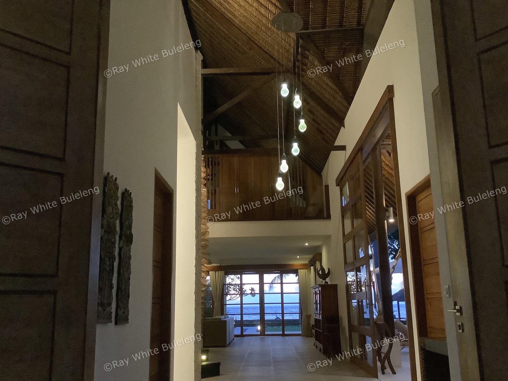 Beachfront Luxury Villa with Expansive Ocean Views - Expansive Estate with Modern Elegance