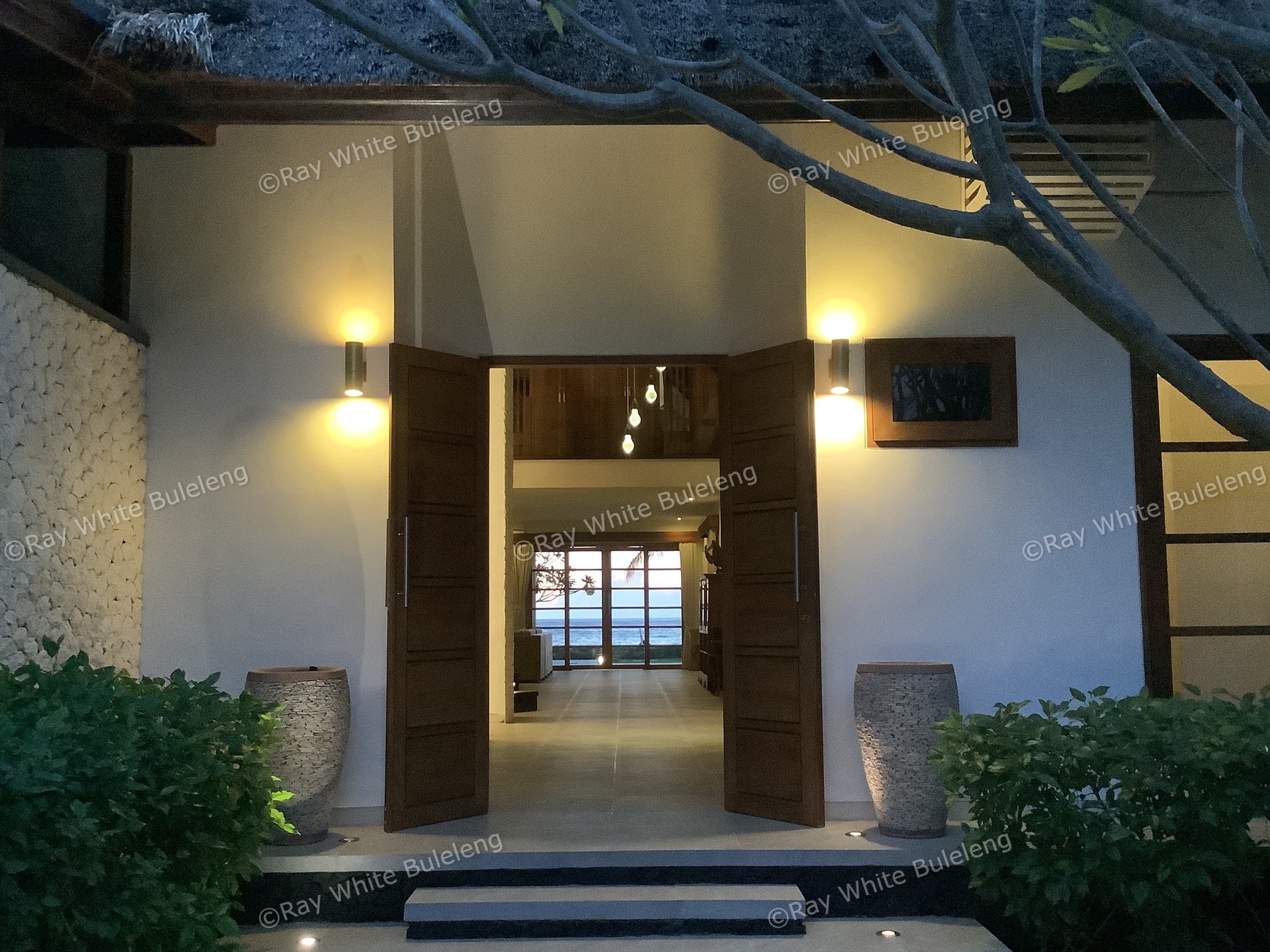 Beachfront Luxury Villa with Expansive Ocean Views - Expansive Estate with Modern Elegance