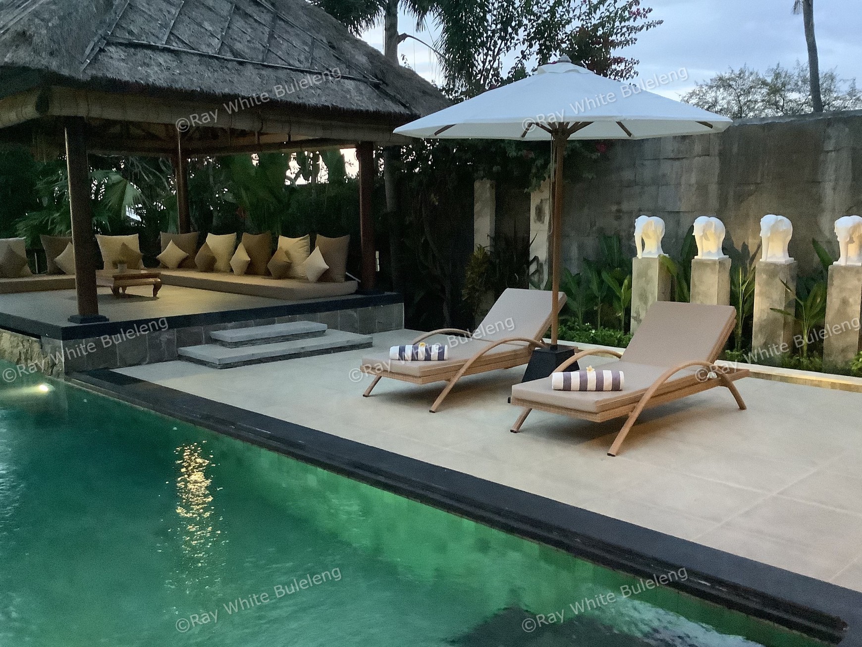 Beachfront Luxury Villa with Expansive Ocean Views - Expansive Estate with Modern Elegance