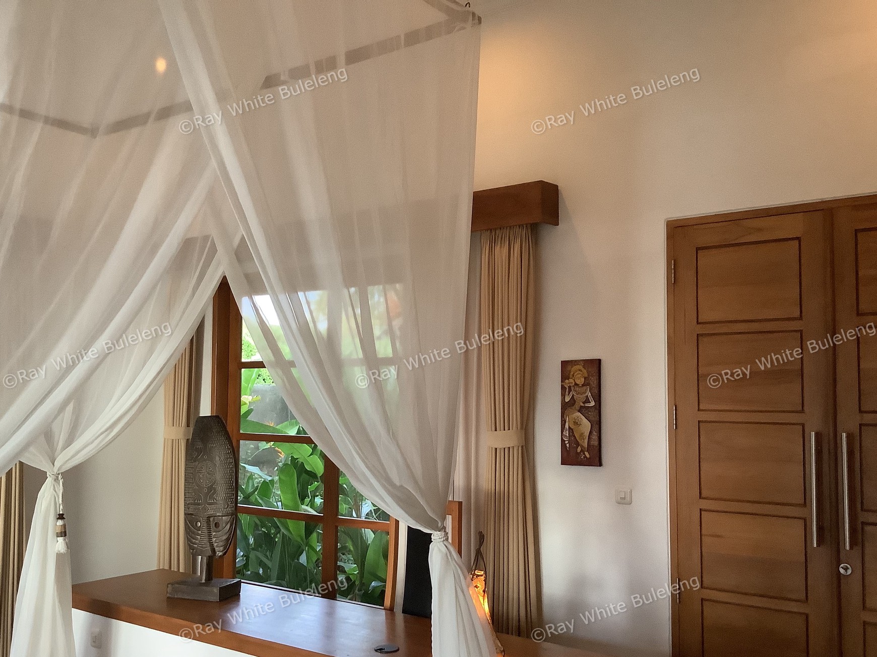 Beachfront Luxury Villa with Expansive Ocean Views - Expansive Estate with Modern Elegance