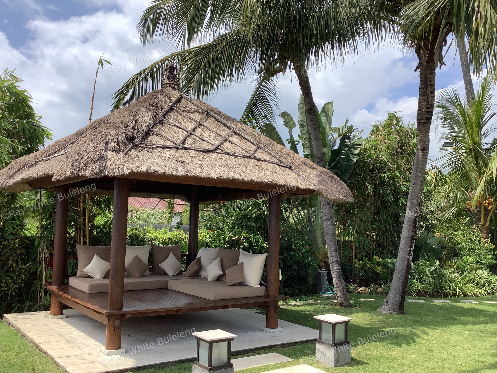 Beachfront Luxury Villa with Expansive Ocean Views - Expansive Estate with Modern Elegance