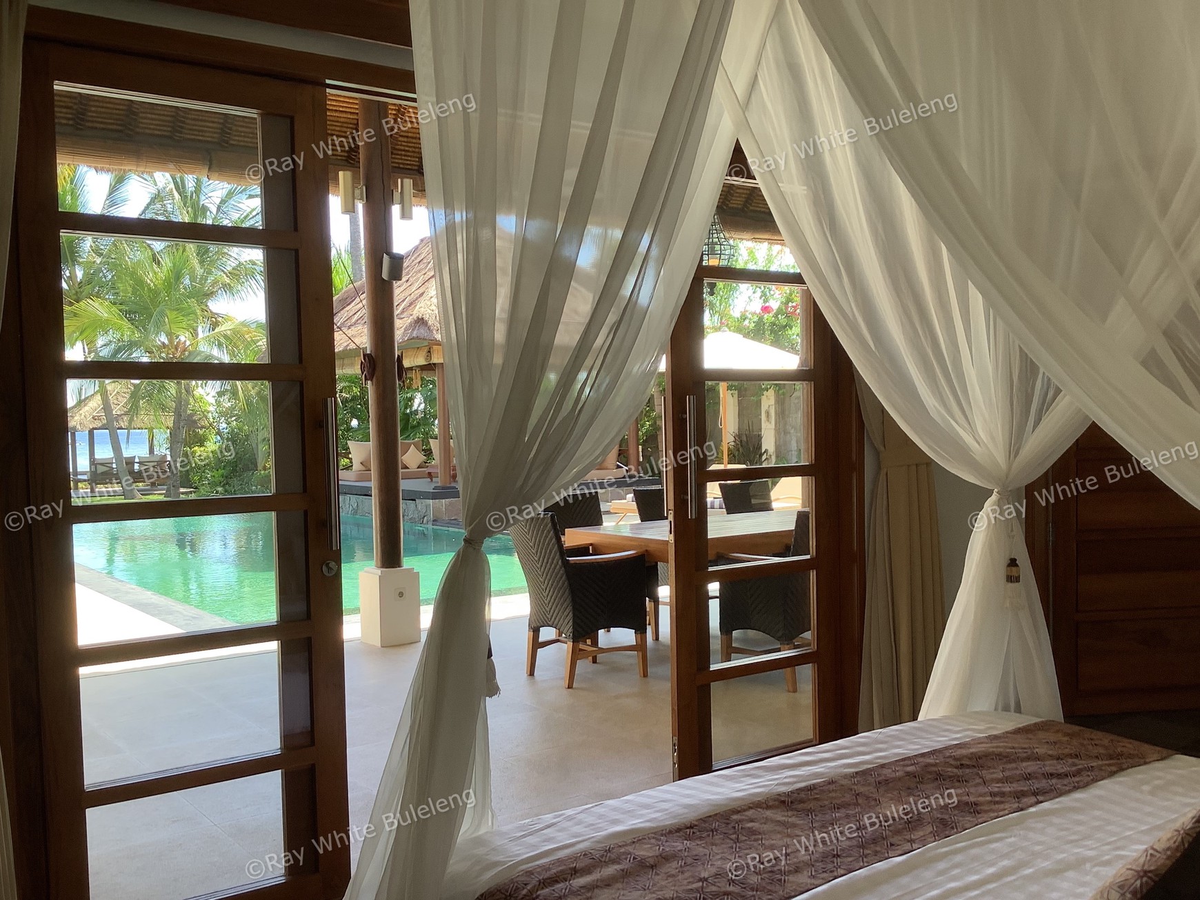 Beachfront Luxury Villa with Expansive Ocean Views - Expansive Estate with Modern Elegance
