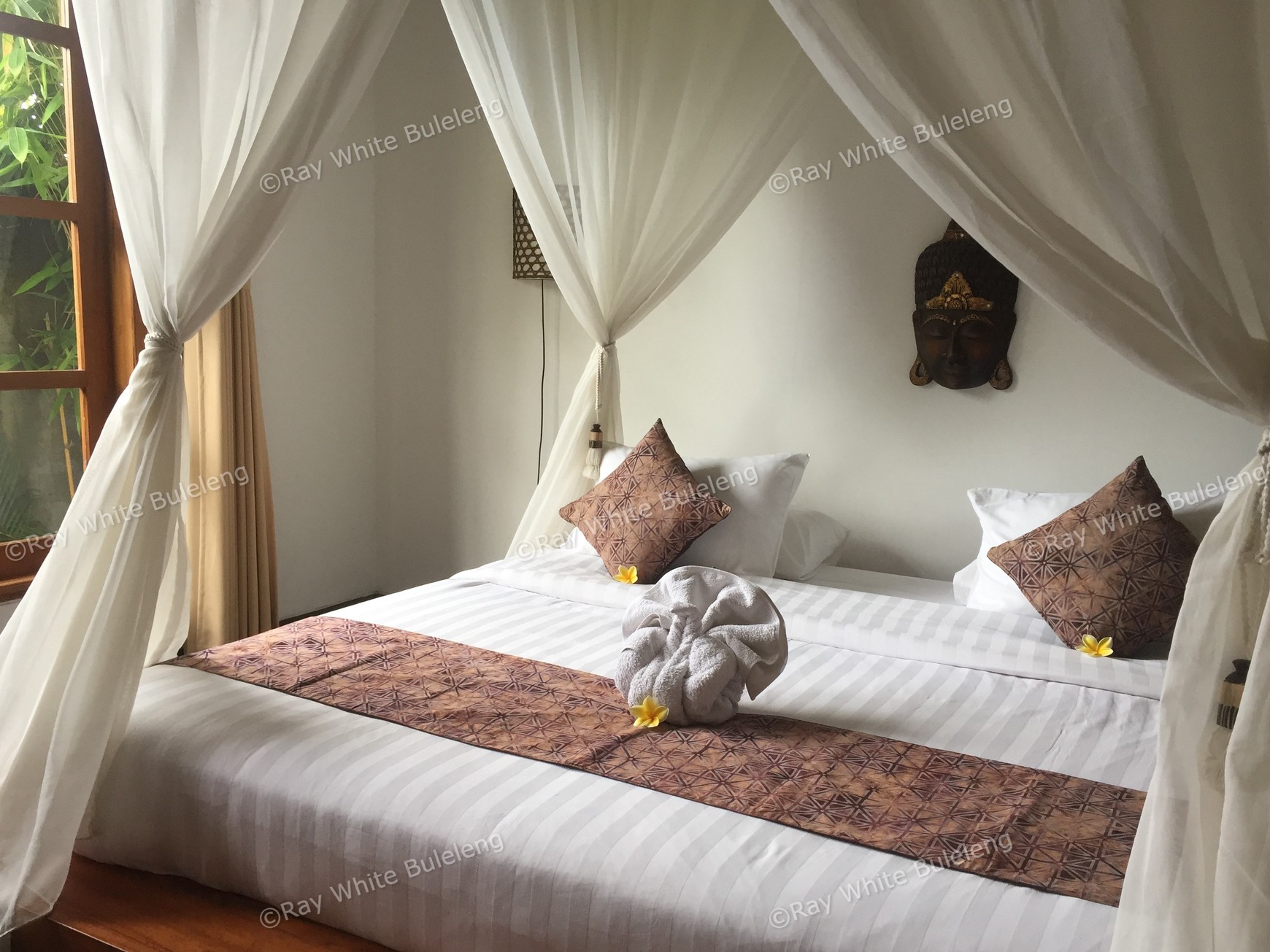 Beachfront Luxury Villa with Expansive Ocean Views - Expansive Estate with Modern Elegance