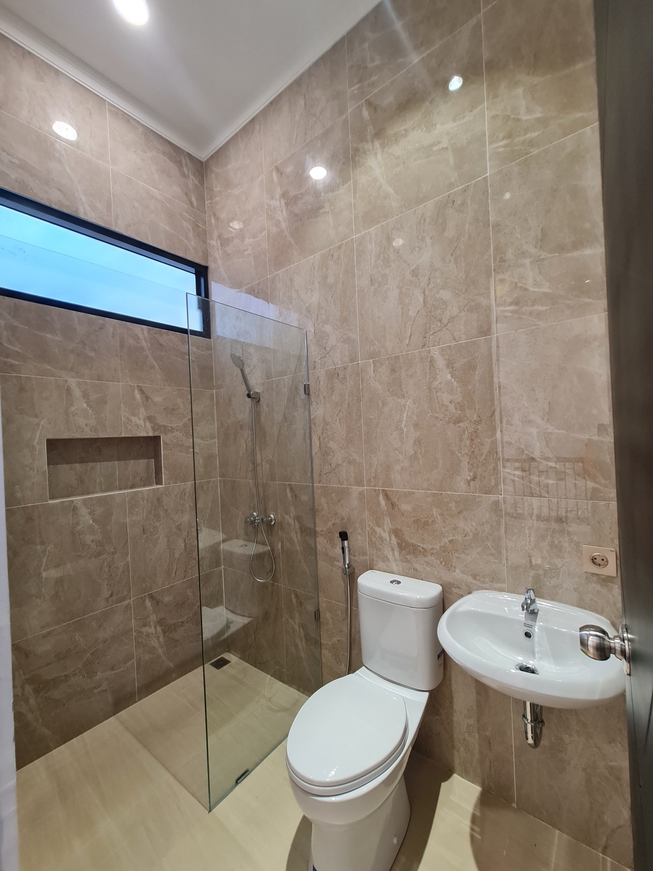 MURAH Rp.2 Milyar-an Rumah Dijual Rumah Baru Darmo Permai Timur Surabaya Dekat Pakuwon Indah, Royal Residence, Dian Istana, Wisata Bukit Mas
