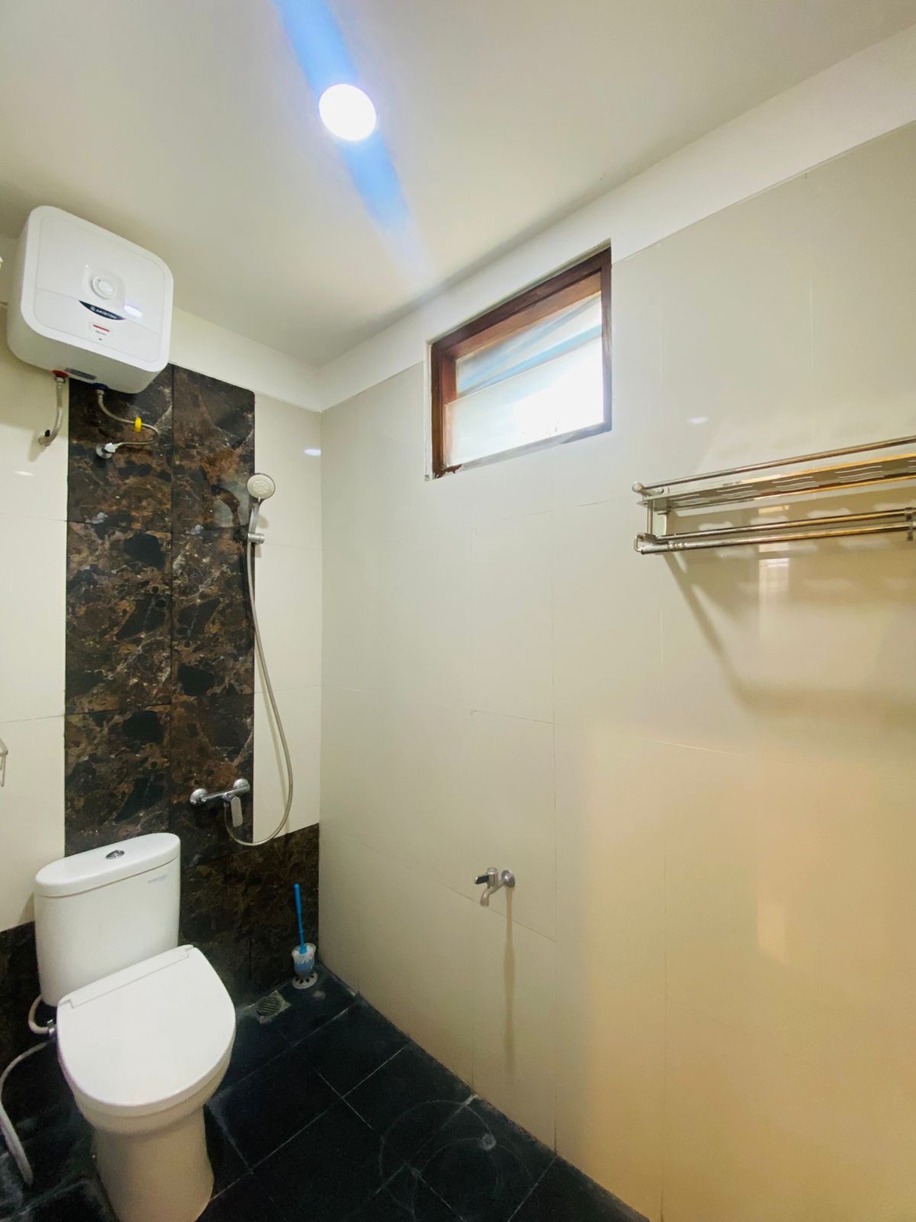 Rumah 6 Kamar Tidur Dalam Perum Cokro Regency