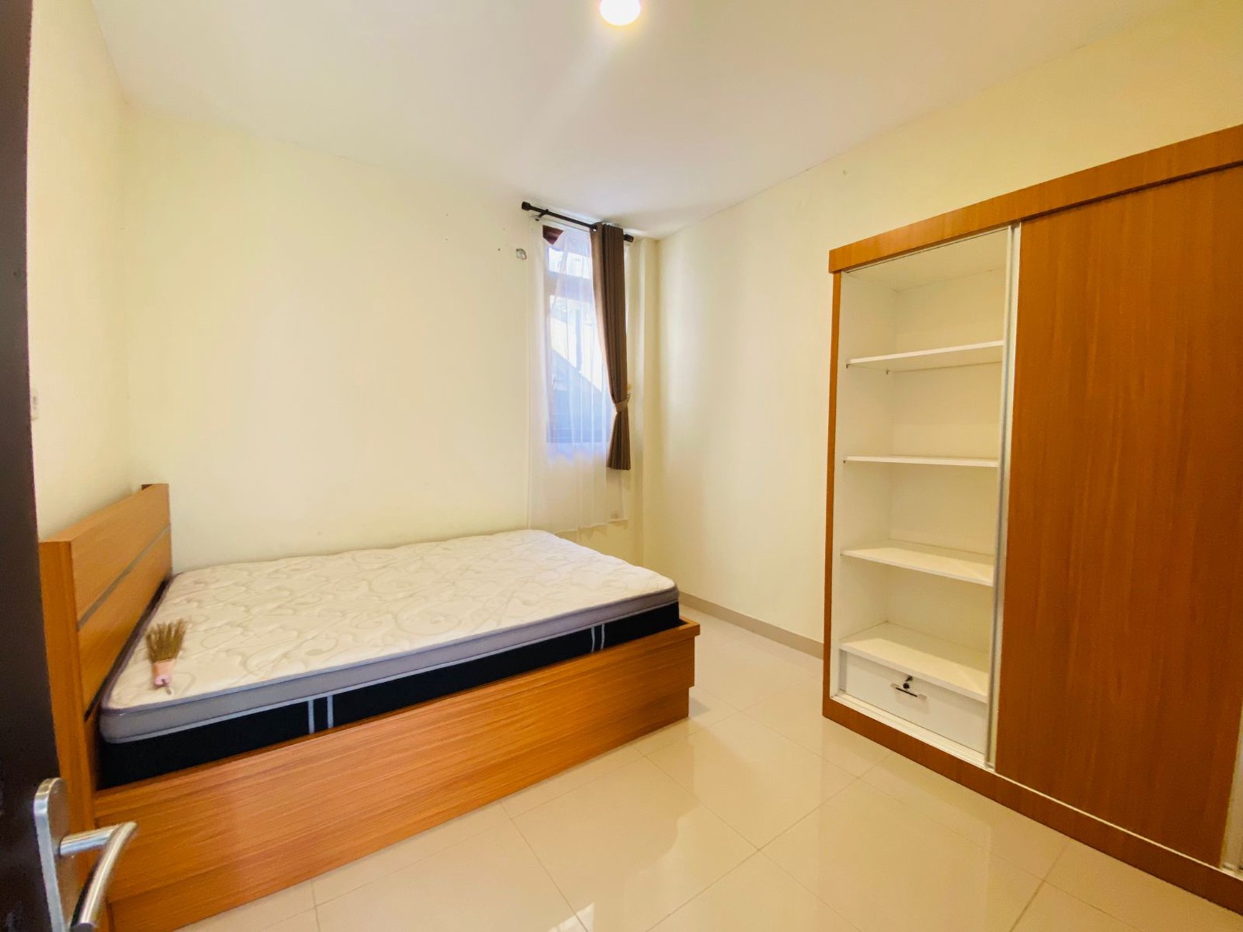 Rumah 6 Kamar Tidur Dalam Perum Cokro Regency