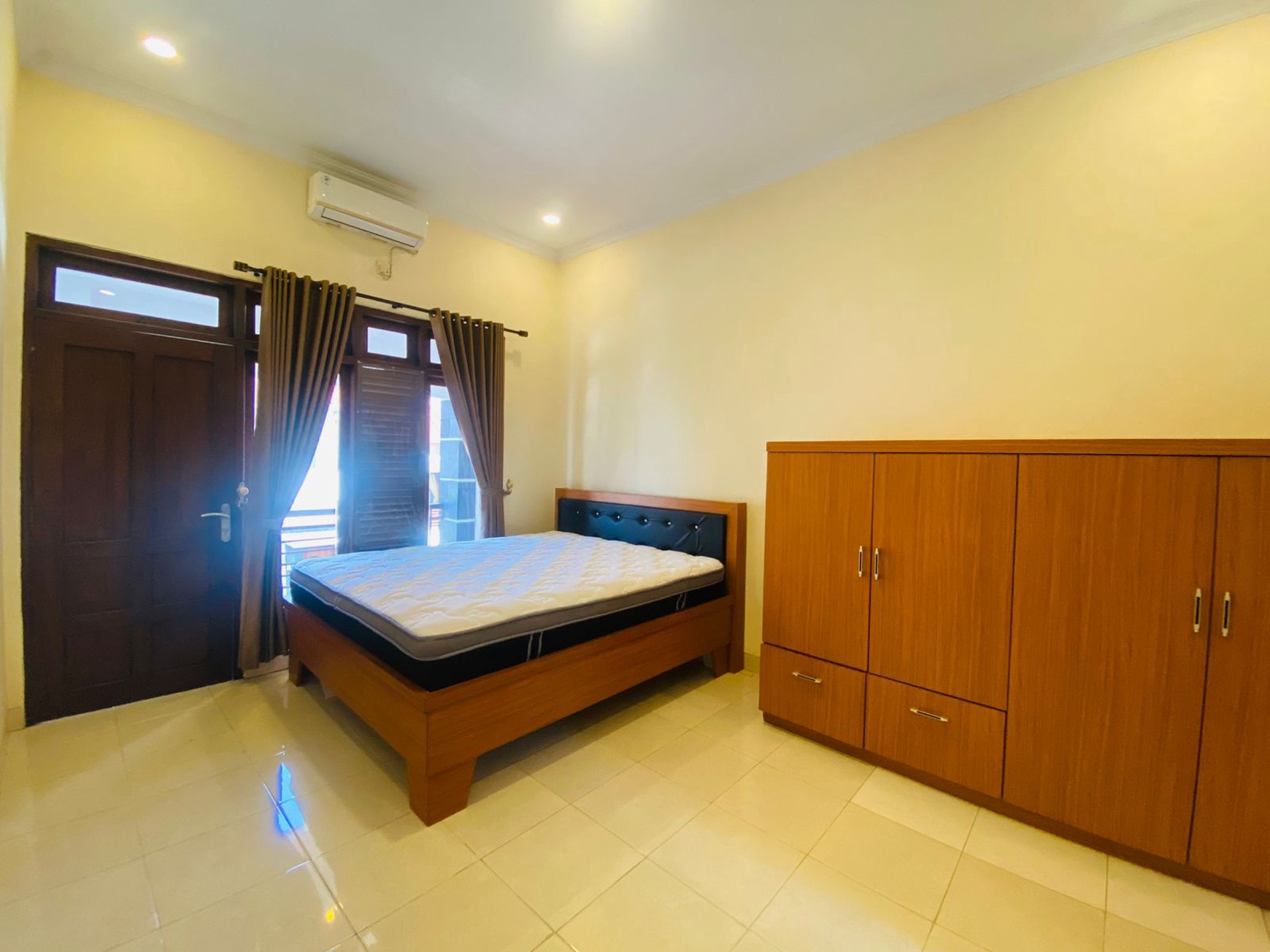 Rumah 6 Kamar Tidur Dalam Perum Cokro Regency