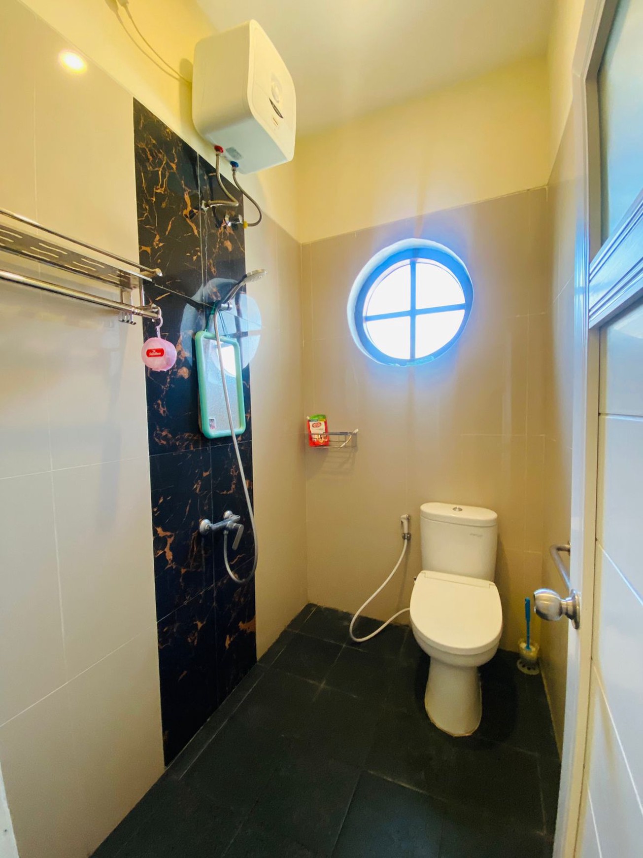 Rumah 6 Kamar Tidur Dalam Perum Cokro Regency
