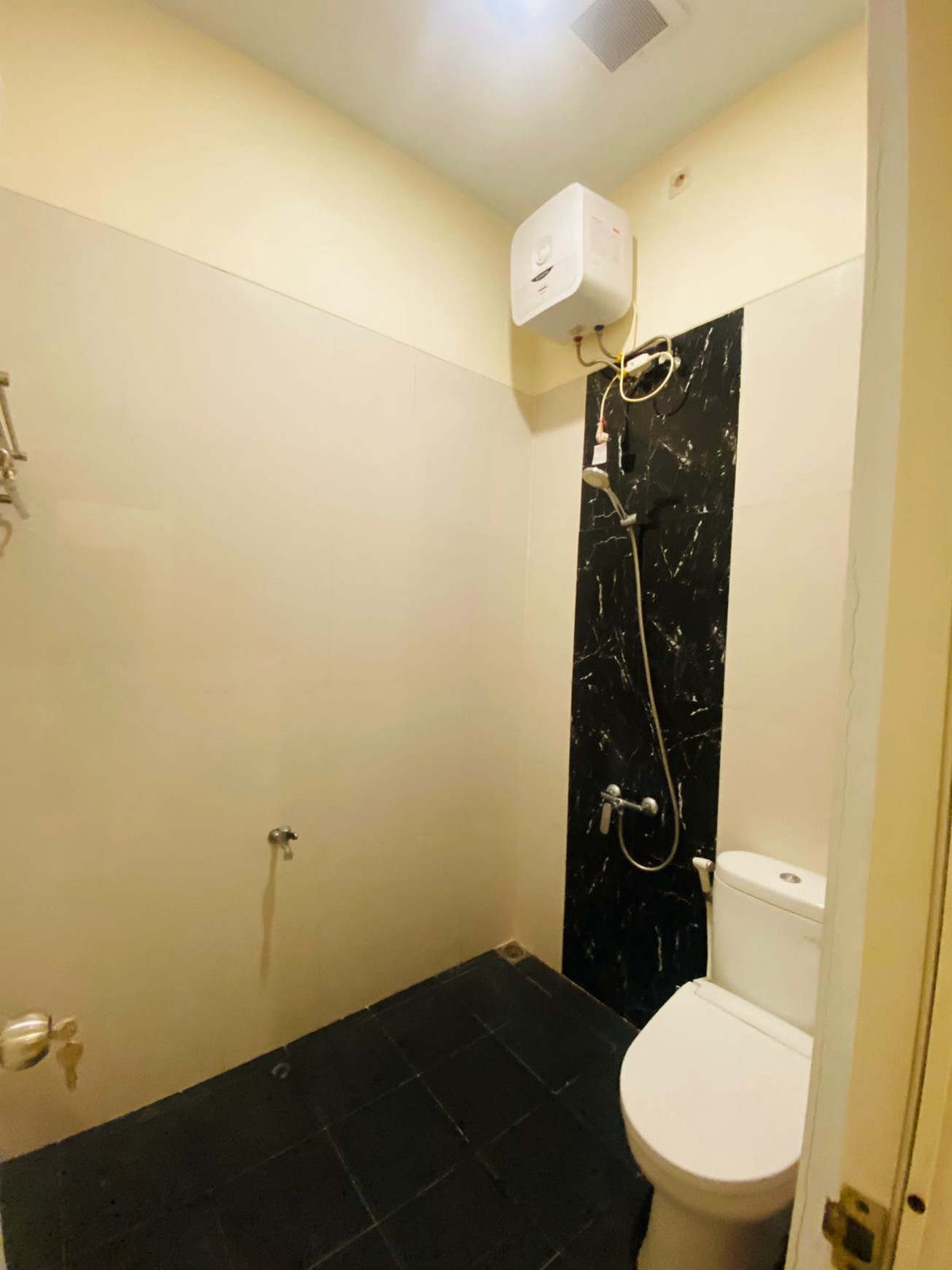 Rumah 6 Kamar Tidur Dalam Perum Cokro Regency
