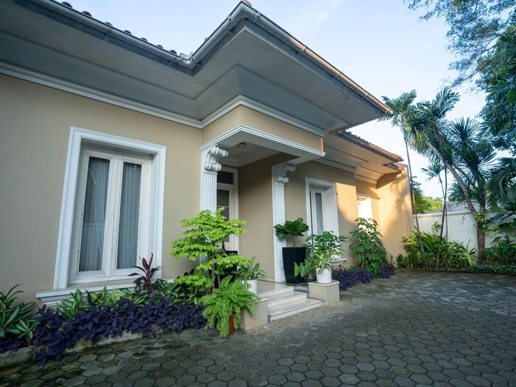 Rumah Elegant 1 Lantai Full Furnished di Kemang Lokasi Strategis dan Lingkungan Eksklusif