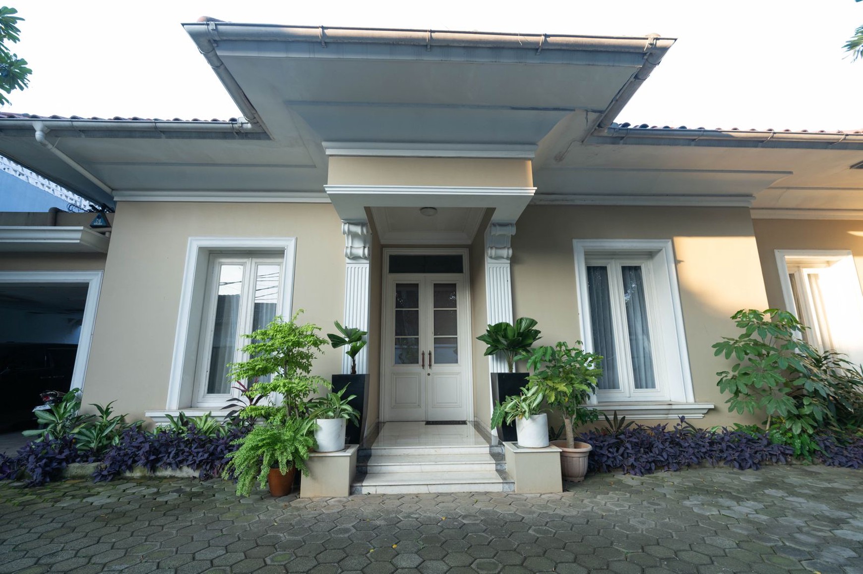 Rumah Elegant 1 Lantai Full Furnished di Kemang Lokasi Strategis dan Lingkungan Eksklusif