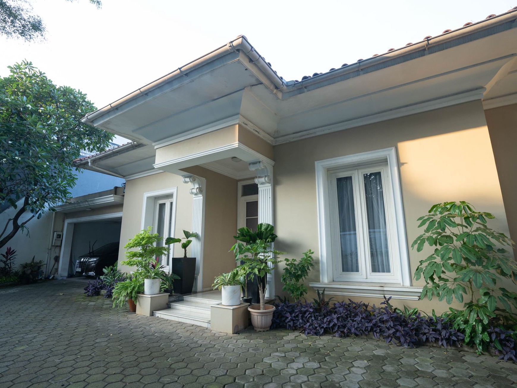 Rumah Elegant 1 Lantai Full Furnished di Kemang Lokasi Strategis dan Lingkungan Eksklusif