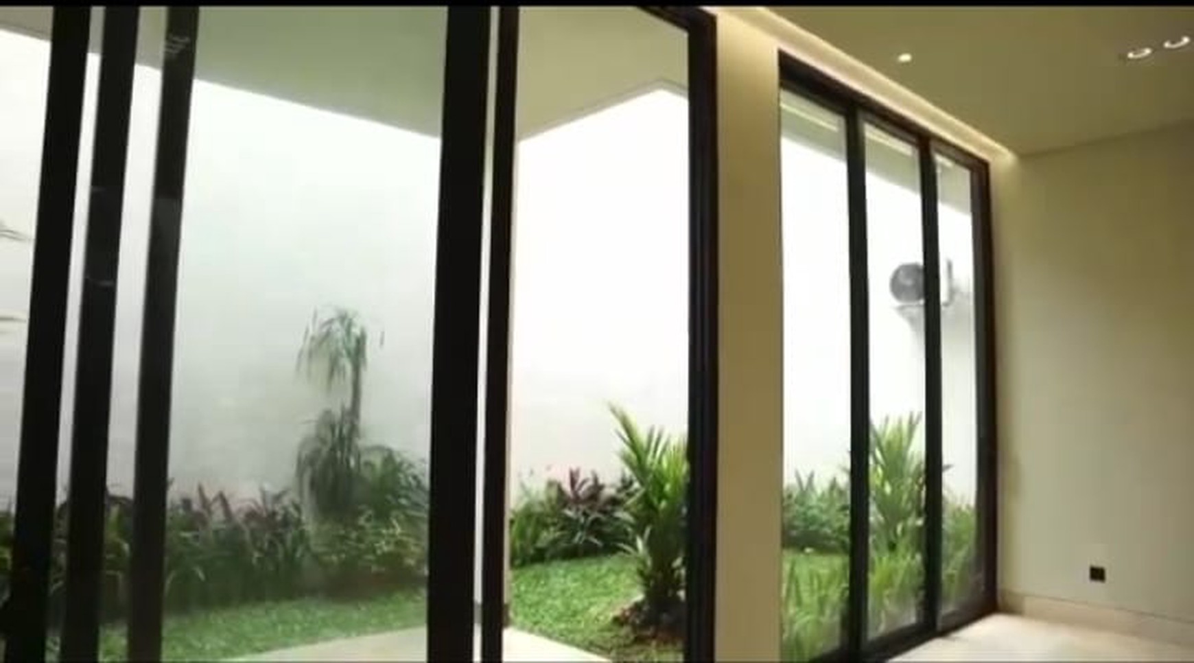 Rumah Baru 3 Lantai di Kawasan Elit Kemang Jakarta