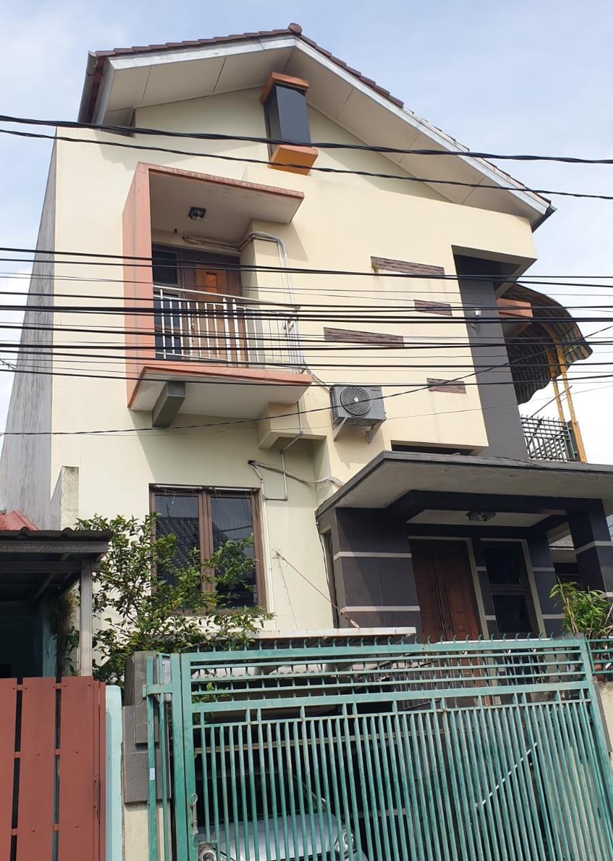 Di jual rumah Deket pintu tol TB Simatupang