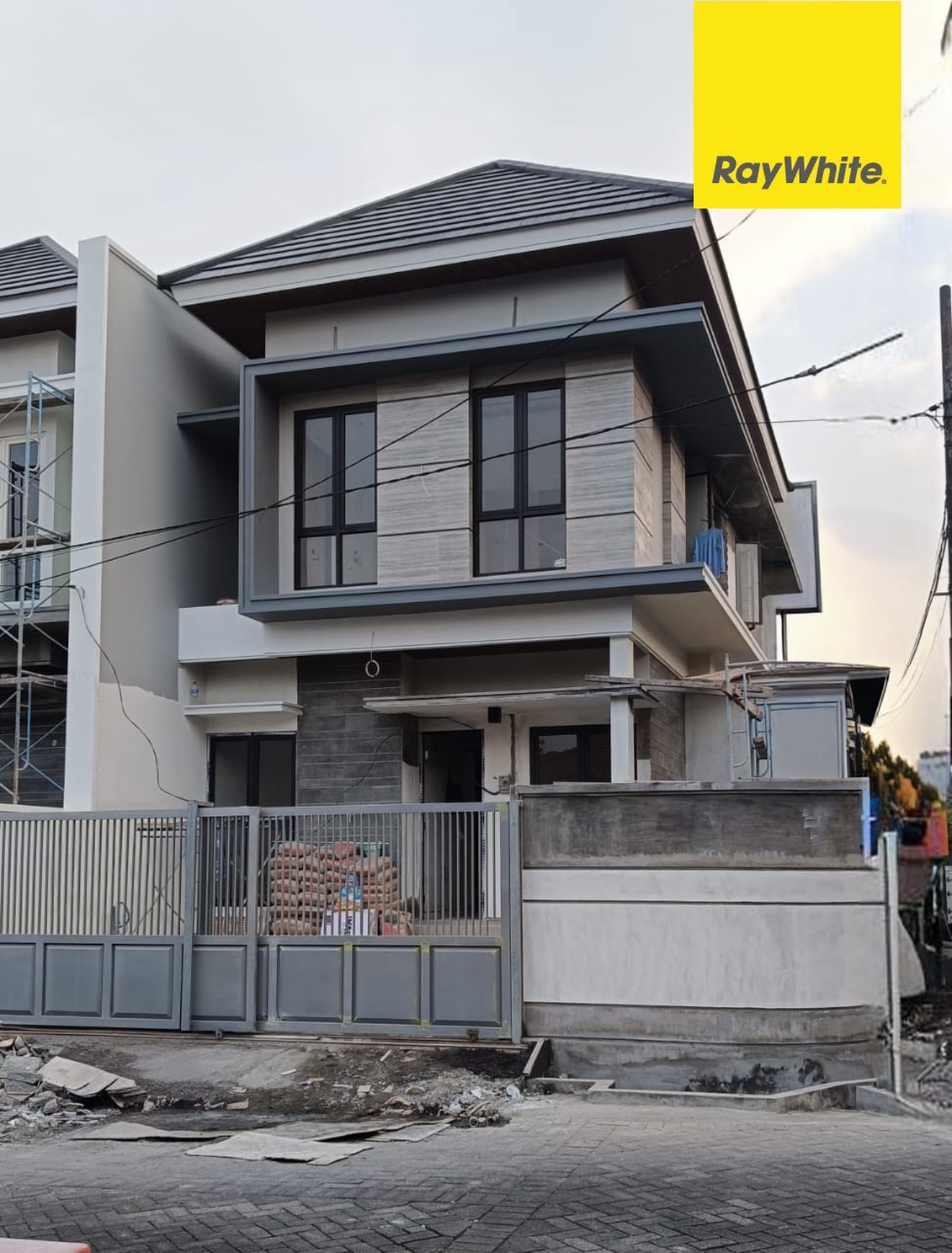 Dijual Rumah 2 lantai di Klampis Anom Surabaya