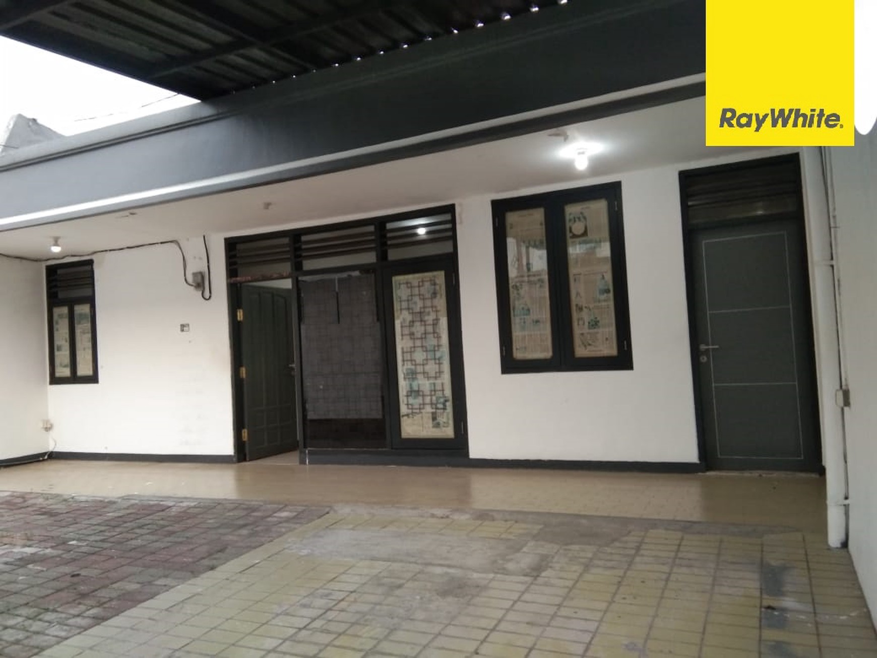 Disewakan Rumah 2 lantai di Simpang Darmo Permai Selatan Surabaya