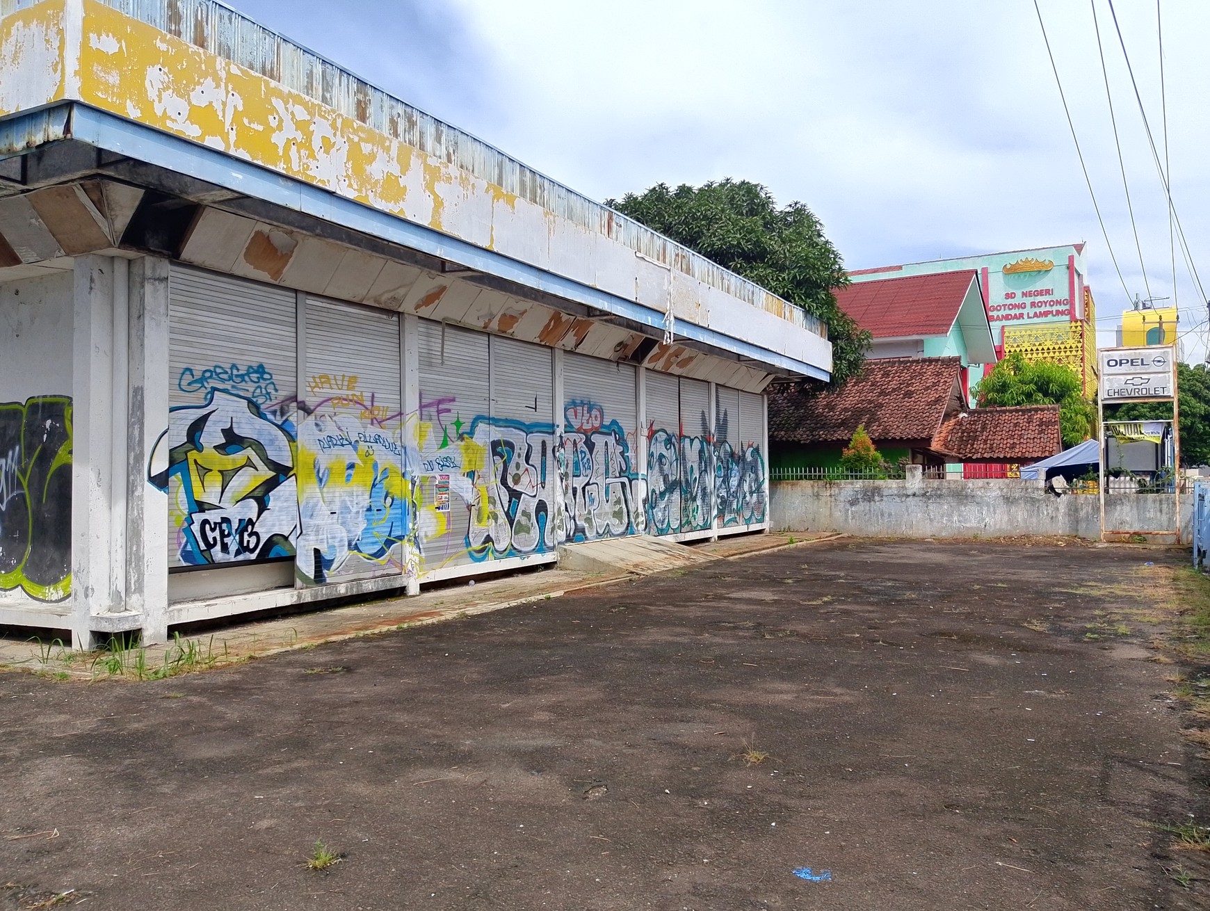 Dijual Bangunan Eks Showroom Luas 2500 di Tanjung Karang Pusat