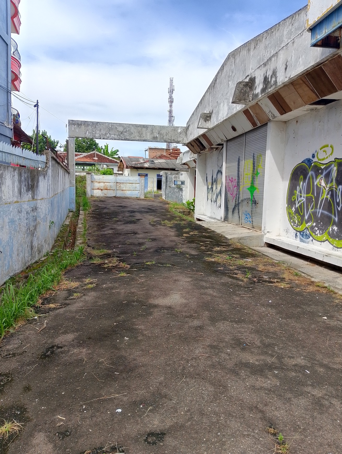 Dijual Bangunan Eks Showroom Luas 2500 di Tanjung Karang Pusat