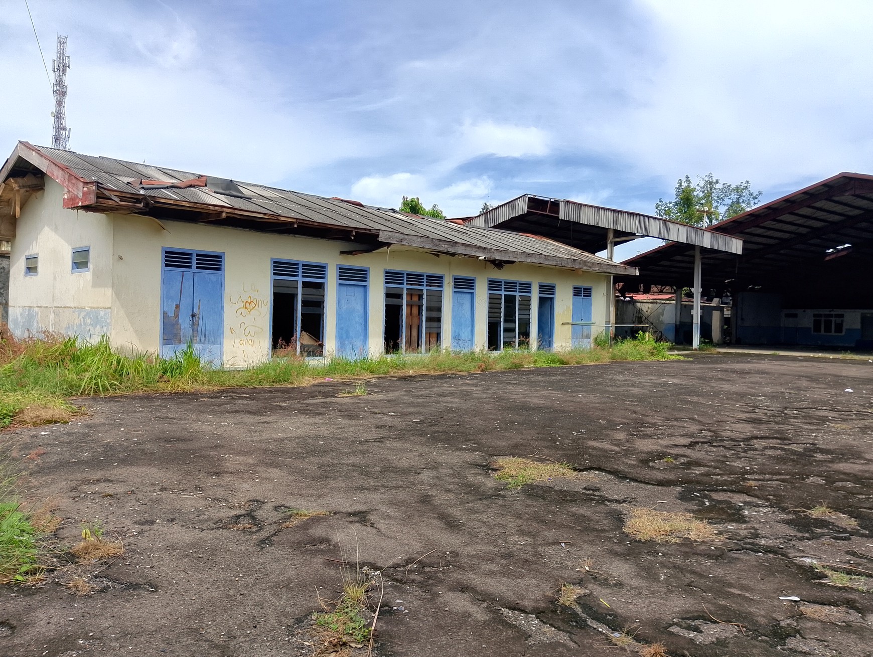Dijual Bangunan Eks Showroom Luas 2500 di Tanjung Karang Pusat