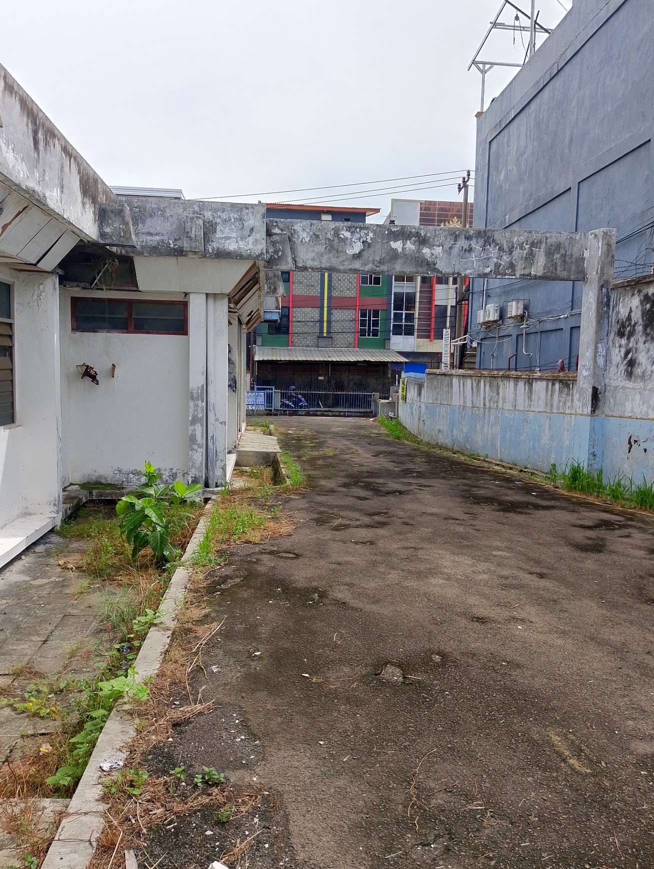 Dijual Bangunan Eks Showroom Luas 2500 di Tanjung Karang Pusat