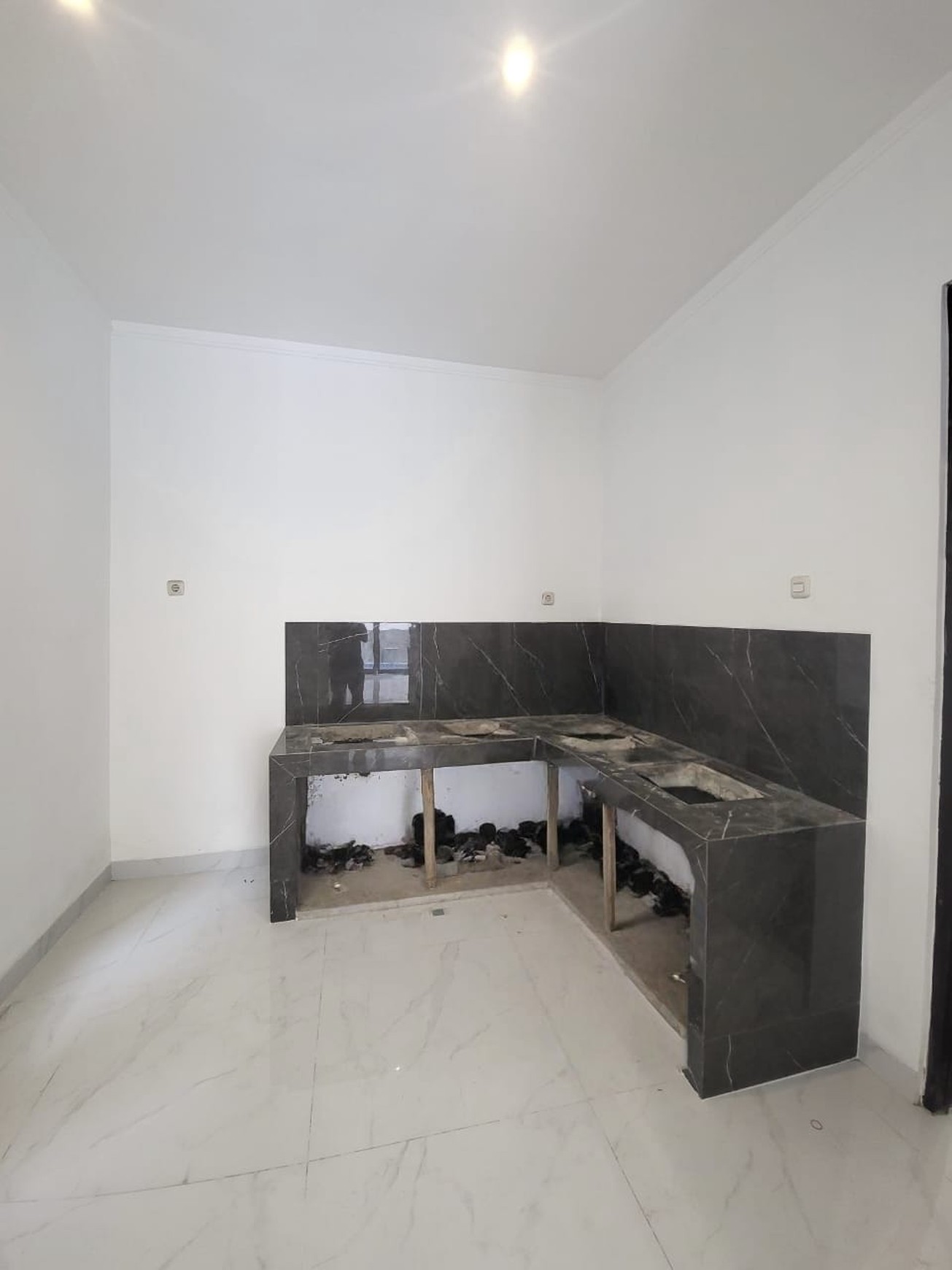 Rumah Bagus, Cantik, dengan Private Swimming Pool, keamanan 24 jam di Bintaro Sektor 9.