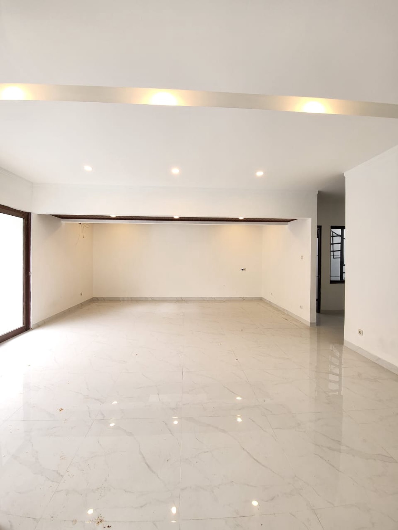 Rumah Bagus, Cantik, dengan Private Swimming Pool, keamanan 24 jam di Bintaro Sektor 9.