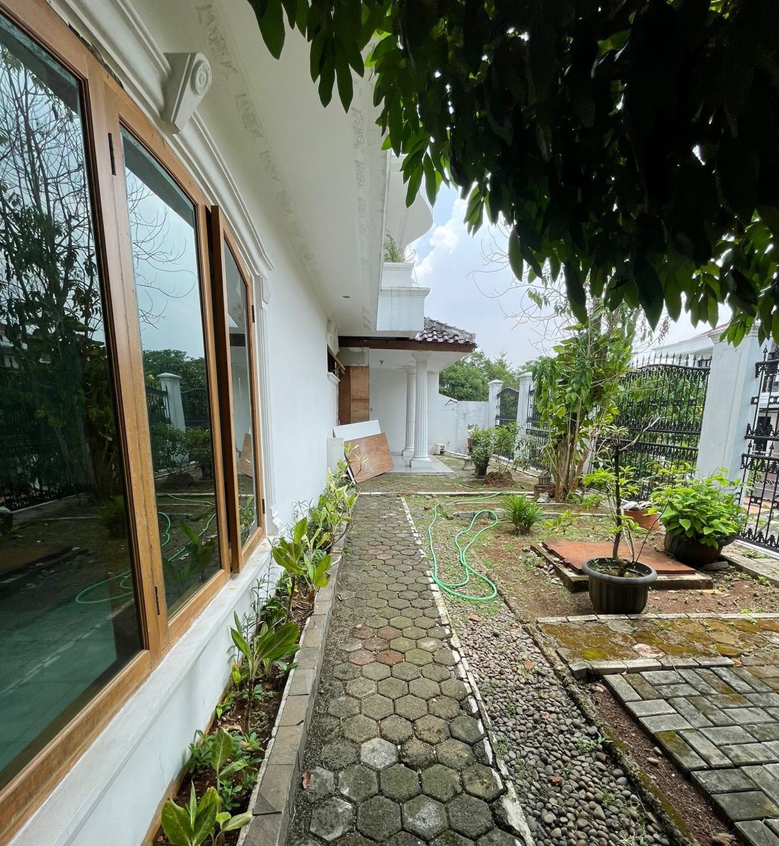 Di Jual Rumah 2lantai... di Komplek Perumahan Puri Cinere, Besar dan Bebas Banjir
