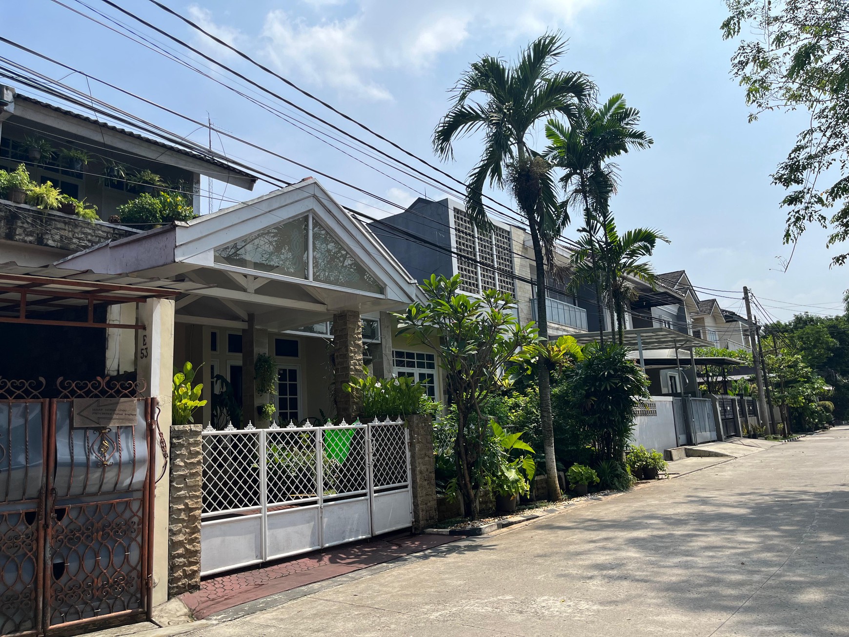 DIJUAL CEPAT RUMAH CANTIK DAN ASRI DI DALAM KOMPLEKS PERUMAHAN YANG AMAN DAN NYAMAN