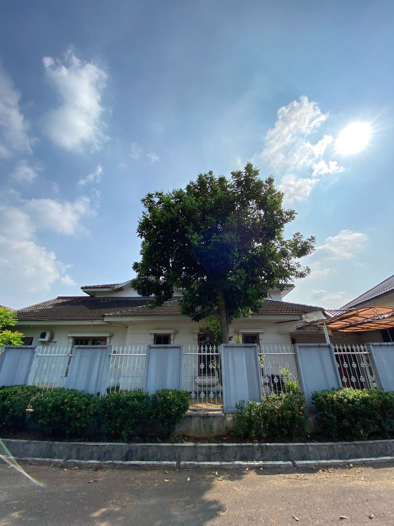 Rumah dengan Luas Tanah 500 m2 Semi Furnished dalam Komplek Cinere - Dekat ke Tol