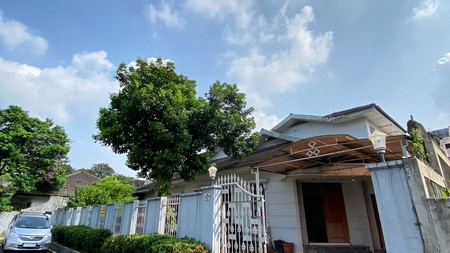 Rumah dengan Luas Tanah 500 m2 Semi Furnished dalam Komplek Cinere - Dekat ke Tol