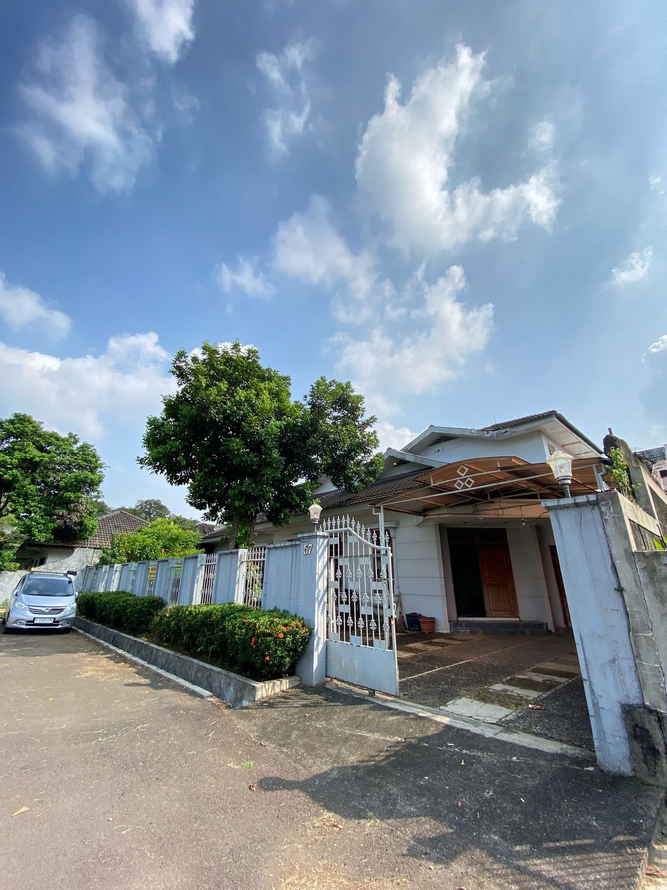 Rumah dengan Luas Tanah 500 m2 Semi Furnished dalam Komplek Cinere - Dekat ke Tol