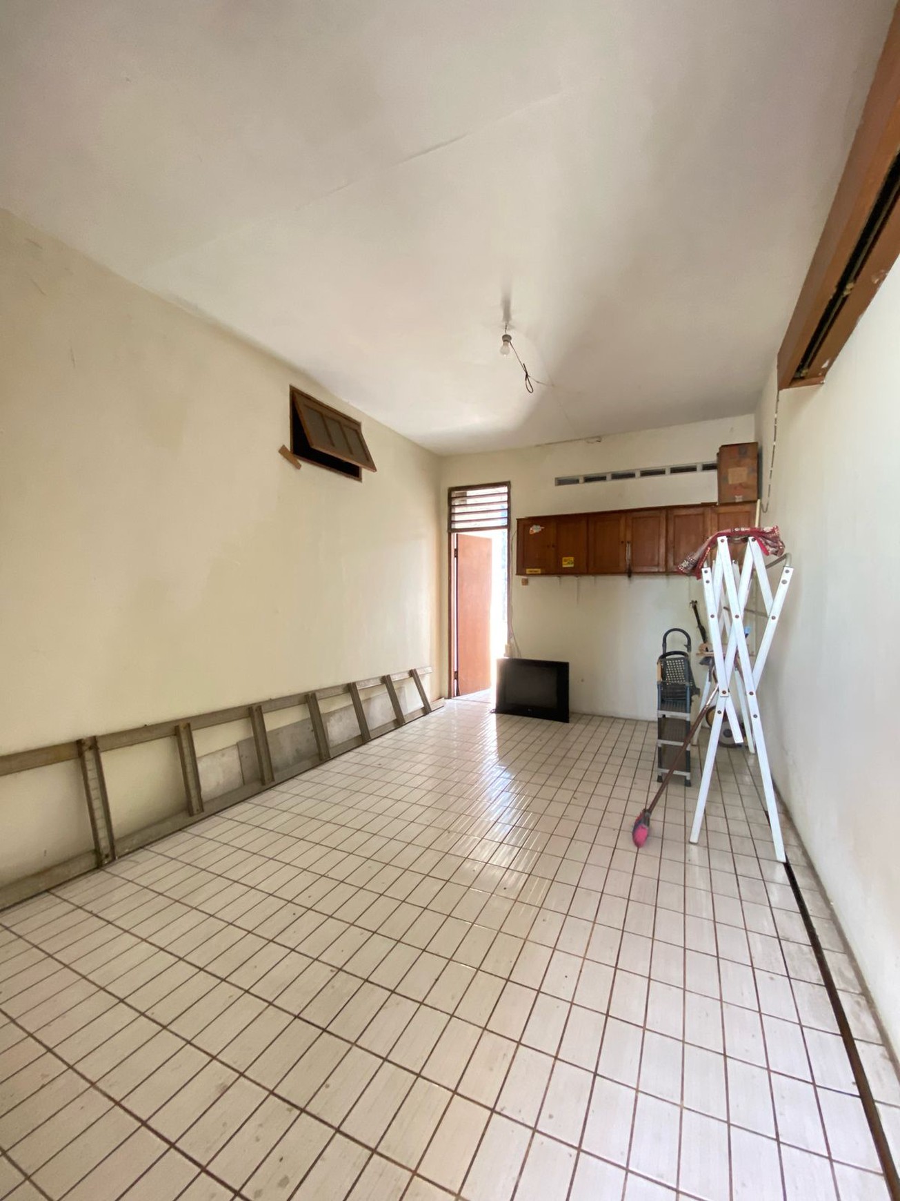 Rumah dengan Luas Tanah 500 m2 Semi Furnished dalam Komplek Cinere - Dekat ke Tol