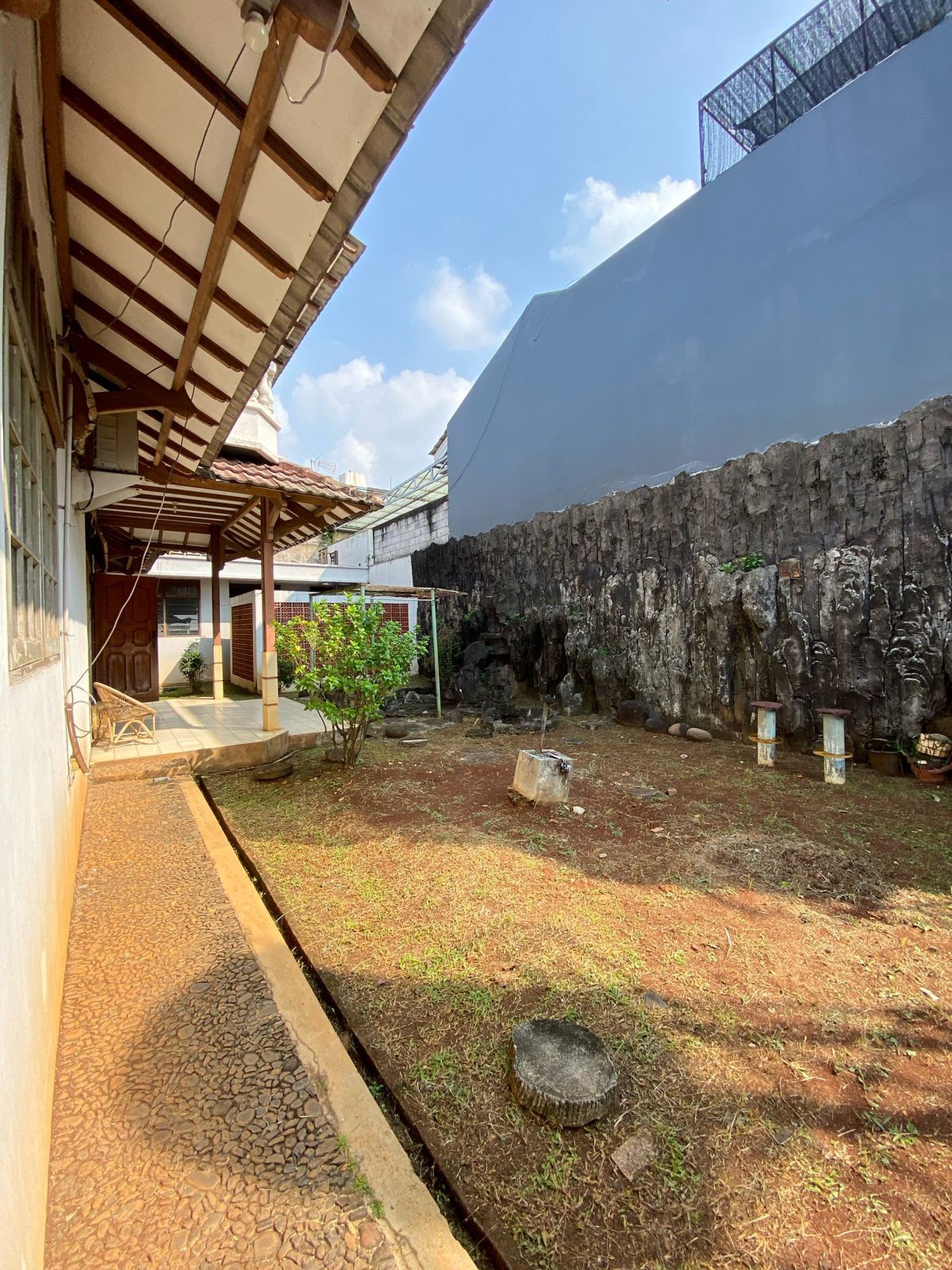 Rumah dengan Luas Tanah 500 m2 Semi Furnished dalam Komplek Cinere - Dekat ke Tol