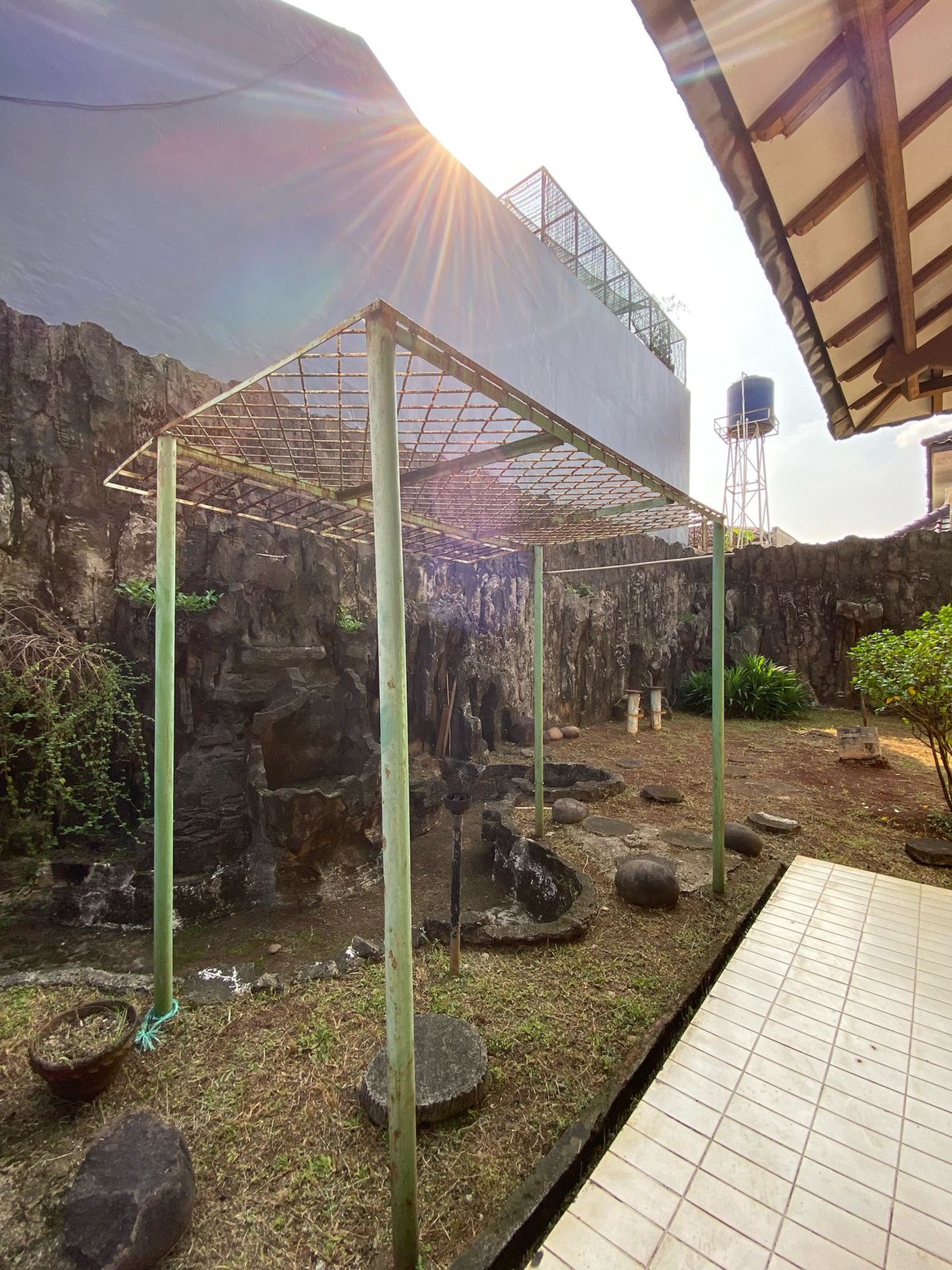 Rumah dengan Luas Tanah 500 m2 Semi Furnished dalam Komplek Cinere - Dekat ke Tol