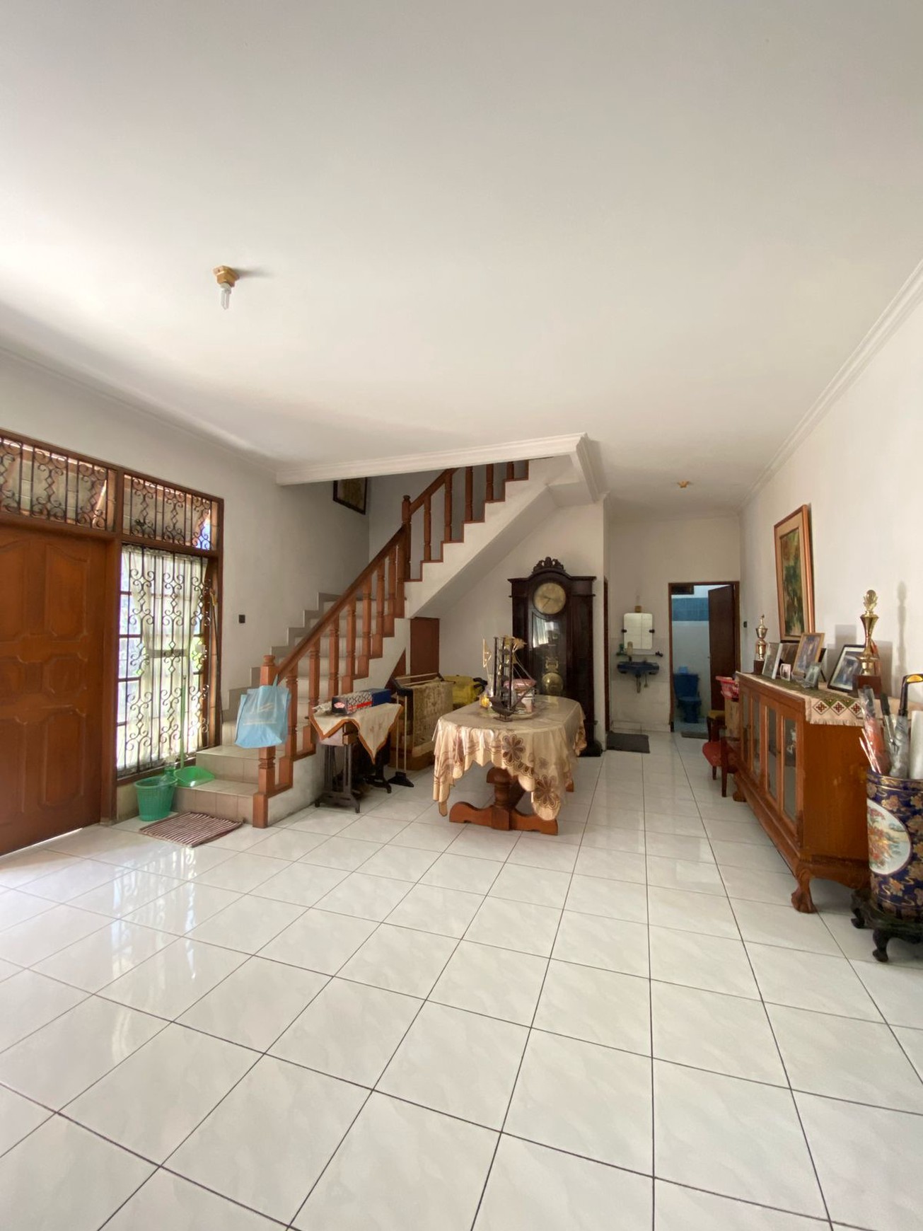 Rumah dengan Luas Tanah 500 m2 Semi Furnished dalam Komplek Cinere - Dekat ke Tol