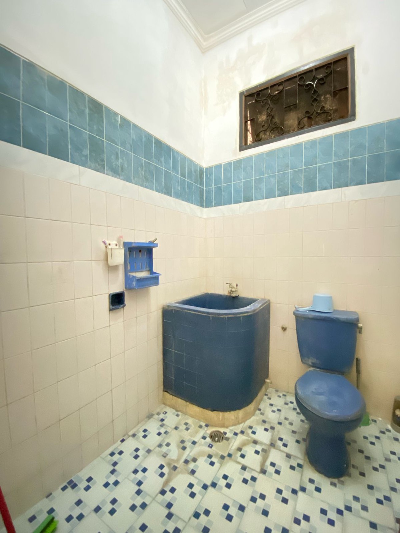 Rumah dengan Luas Tanah 500 m2 Semi Furnished dalam Komplek Cinere - Dekat ke Tol