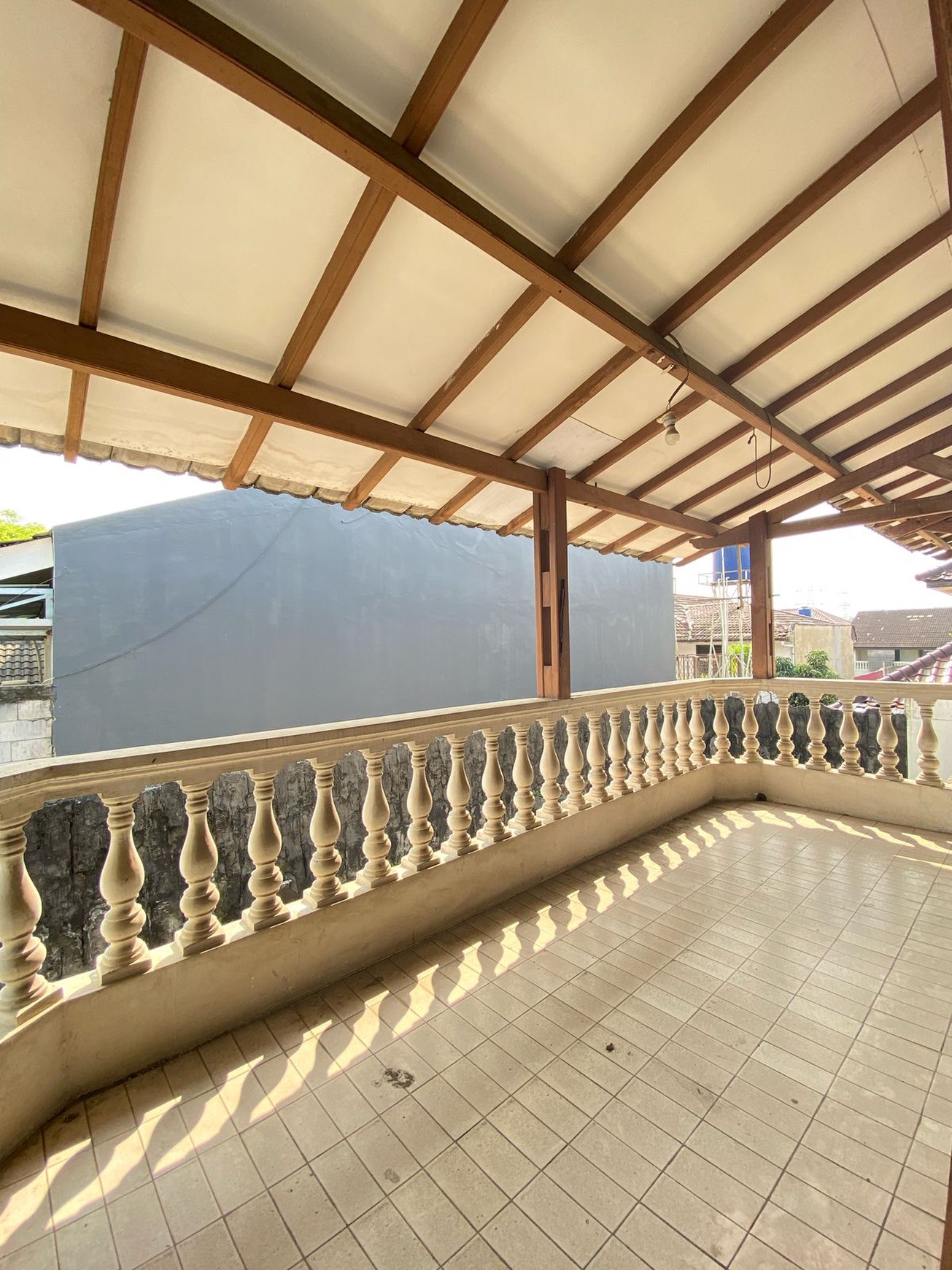 Rumah dengan Luas Tanah 500 m2 Semi Furnished dalam Komplek Cinere - Dekat ke Tol