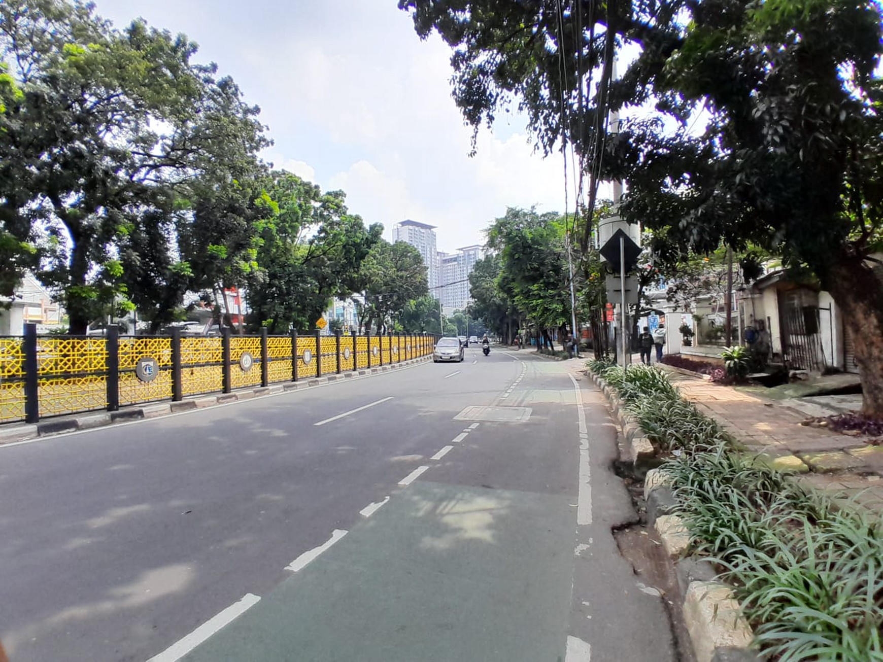 Bangunan Hitung Tanah di pinggir jalan soepomo tebet cocok untuk showroom mobil dan bisnis lainnya