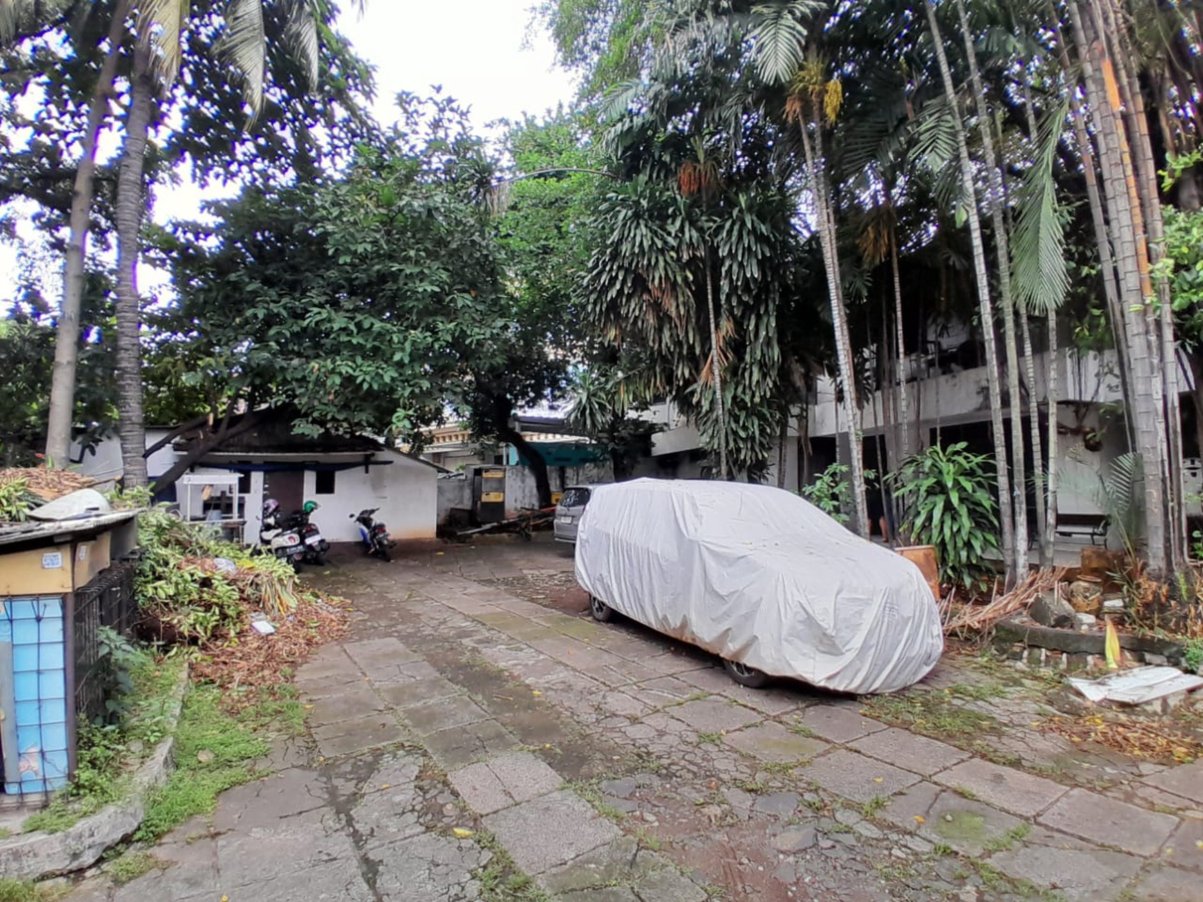 Bangunan Hitung Tanah di pinggir jalan soepomo tebet cocok untuk showroom mobil dan bisnis lainnya