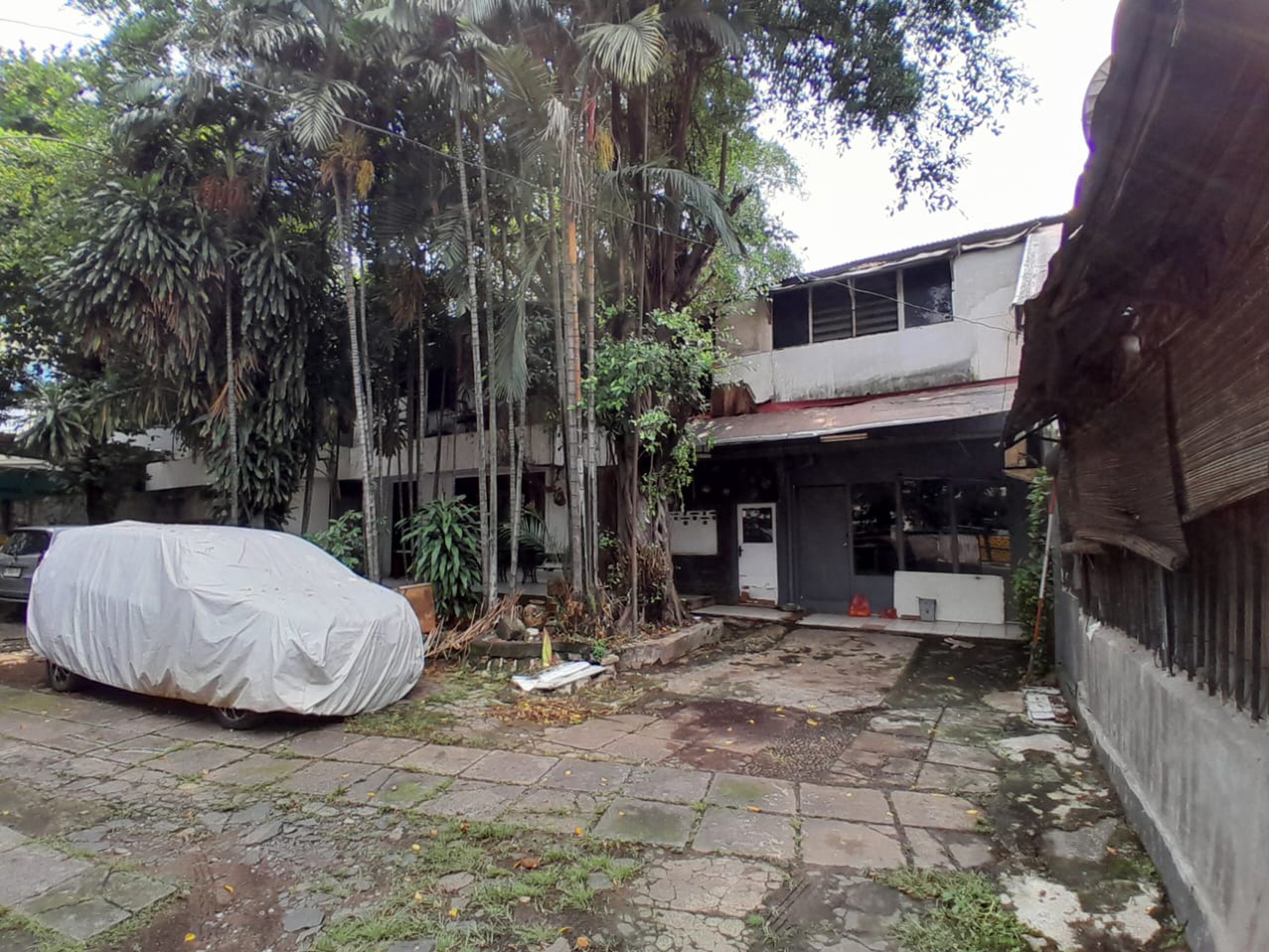 Bangunan Hitung Tanah di pinggir jalan soepomo tebet cocok untuk showroom mobil dan bisnis lainnya