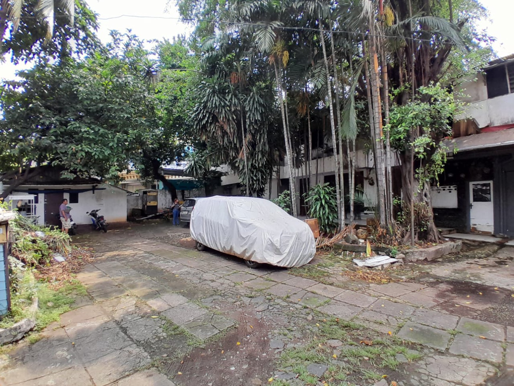 Bangunan Hitung Tanah di pinggir jalan soepomo tebet cocok untuk showroom mobil dan bisnis lainnya