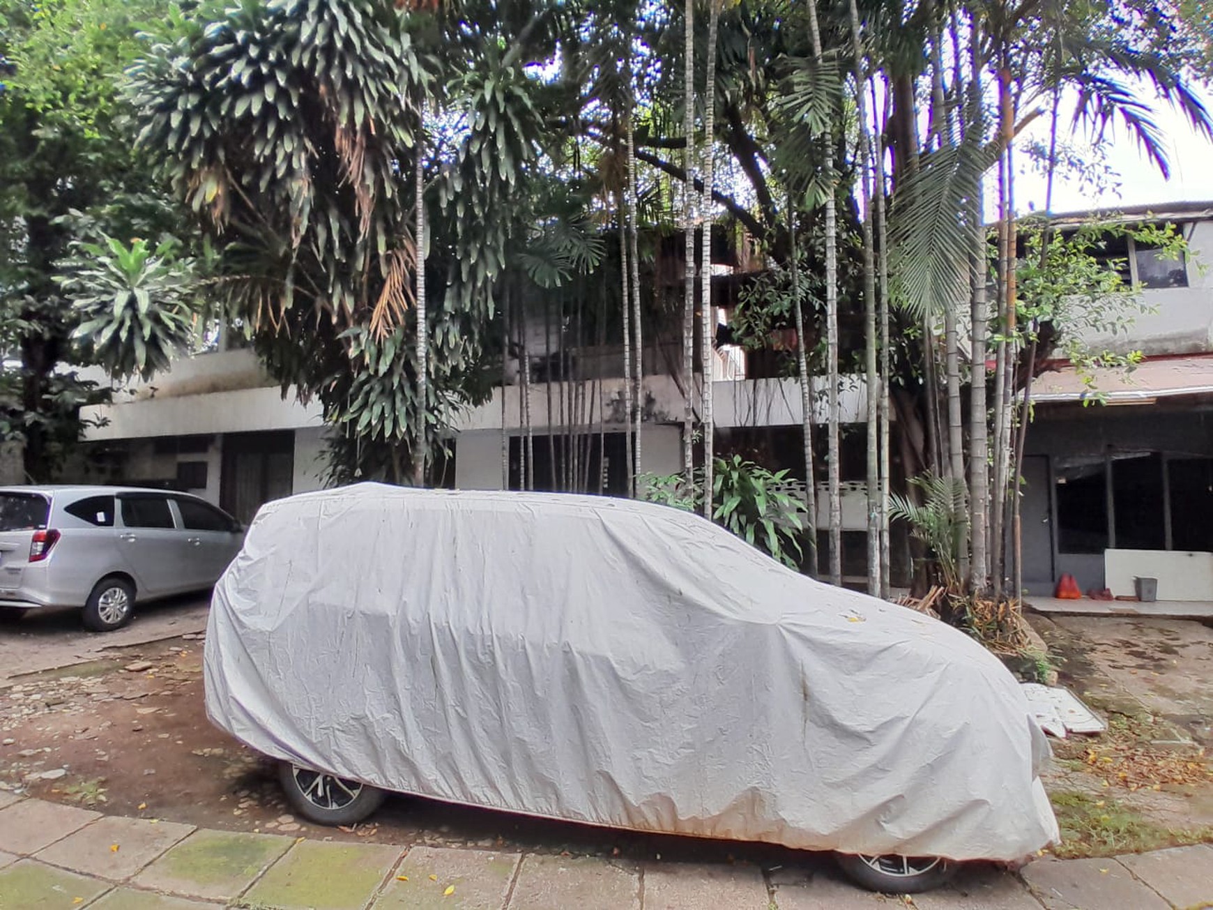 Bangunan Hitung Tanah di pinggir jalan soepomo tebet cocok untuk showroom mobil dan bisnis lainnya