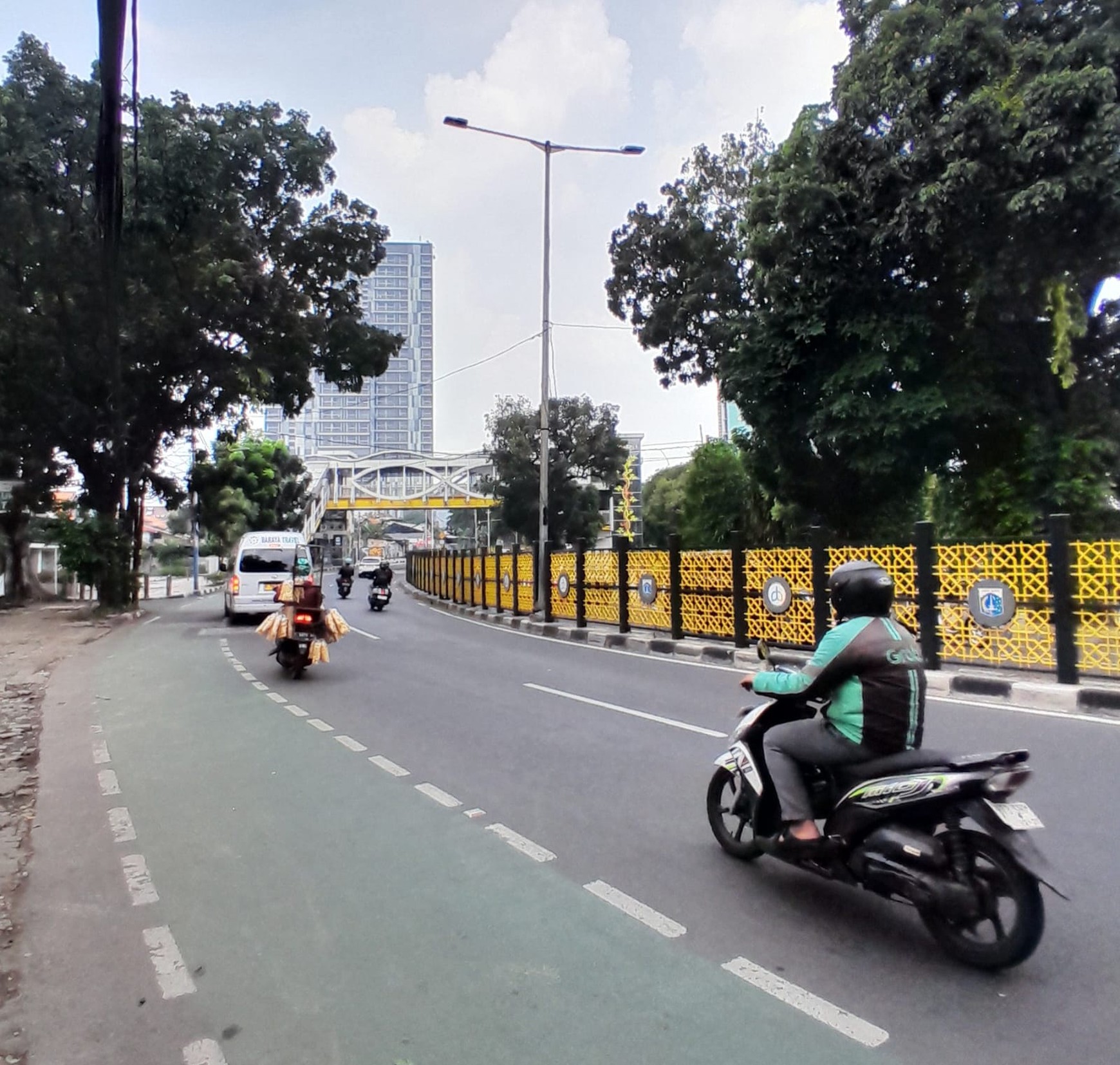 Bangunan Hitung Tanah di pinggir jalan soepomo tebet cocok untuk showroom mobil dan bisnis lainnya