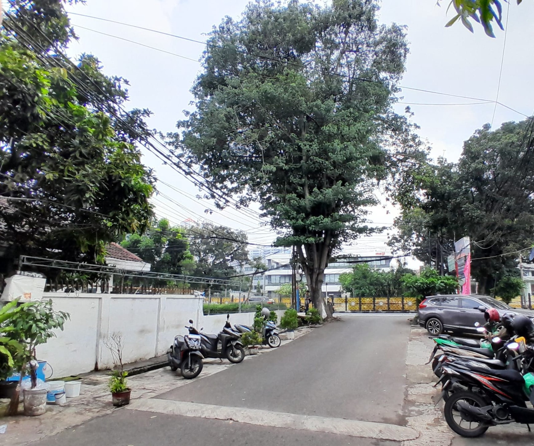 Bangunan Hitung Tanah di pinggir jalan soepomo tebet cocok untuk showroom mobil dan bisnis lainnya