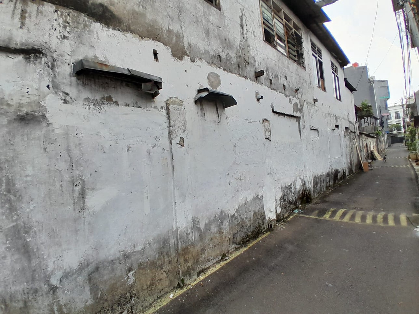 Bangunan Hitung Tanah di pinggir jalan soepomo tebet cocok untuk showroom mobil dan bisnis lainnya