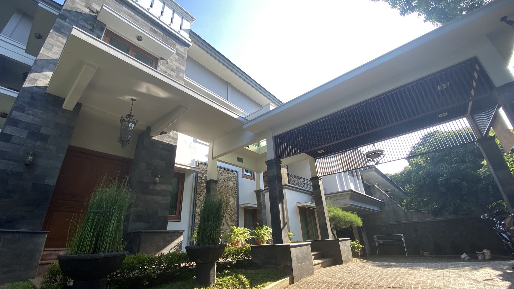 BIG AND BEAUTIFUL HOUSE AT SENAYAN AREA, JAKARTA SELATAN